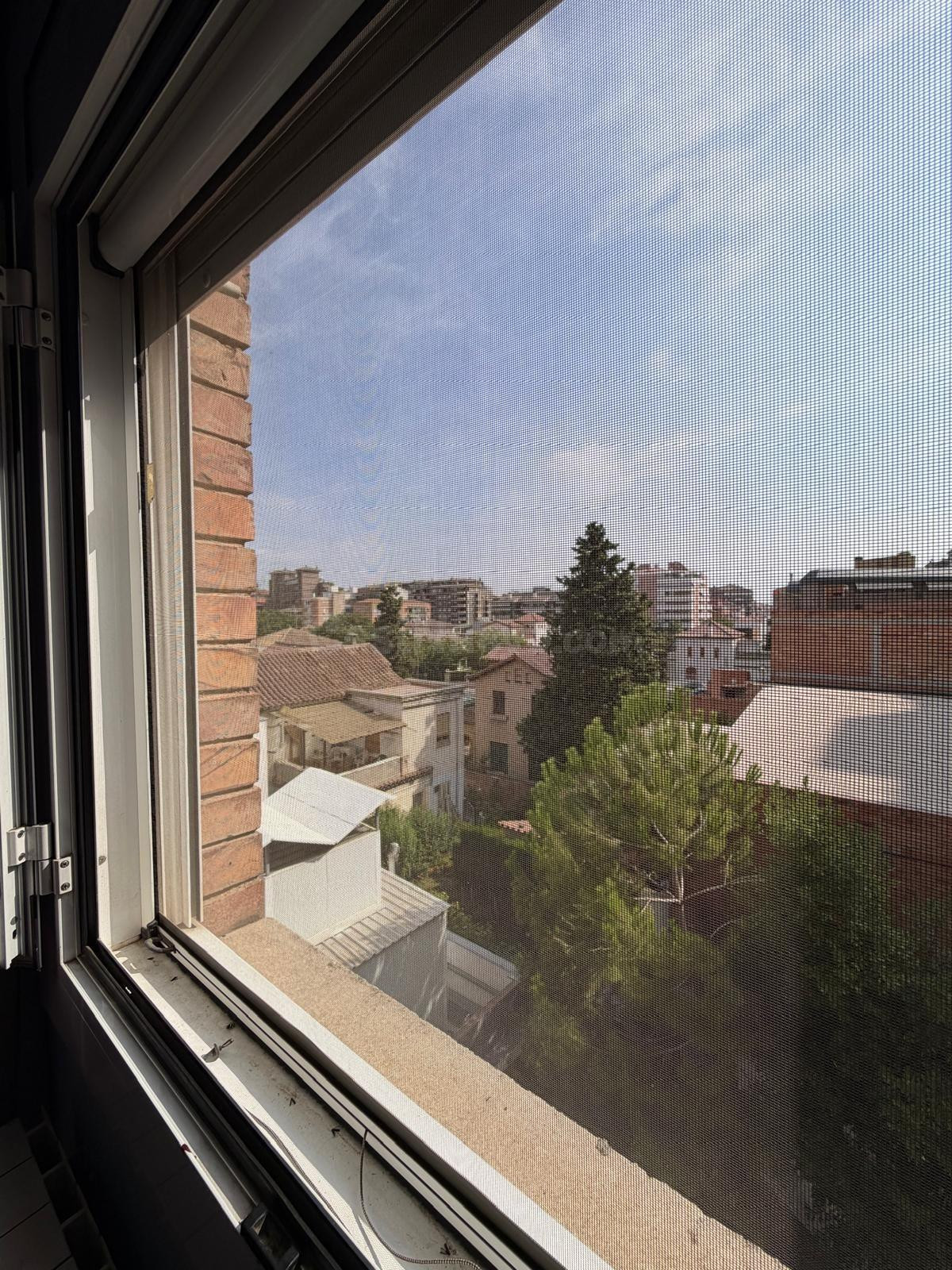 Amplio piso de 4 habitaciones con balcón, ascensor y excelente estado de conservación