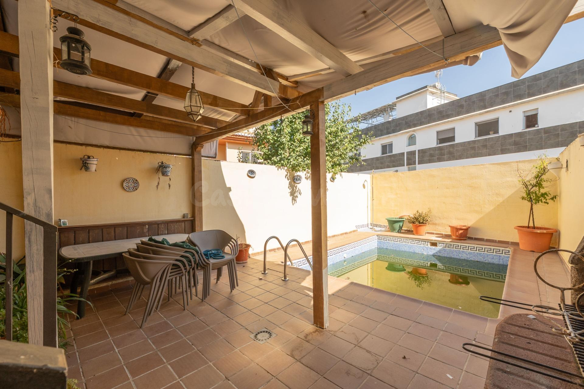 GRAN VIVIENDA UNIFAMILIAR ADOSADA EN OGIJARES