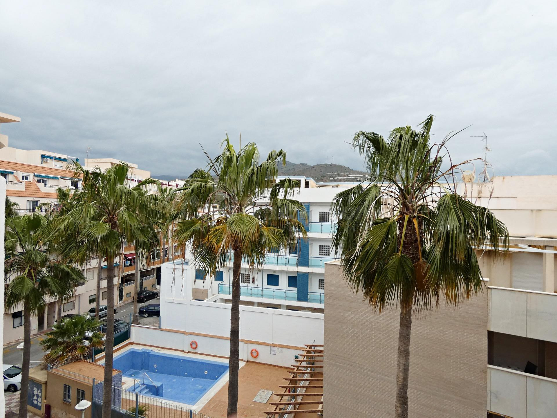 GRAN PISAZO AL LADO DEL MAR...