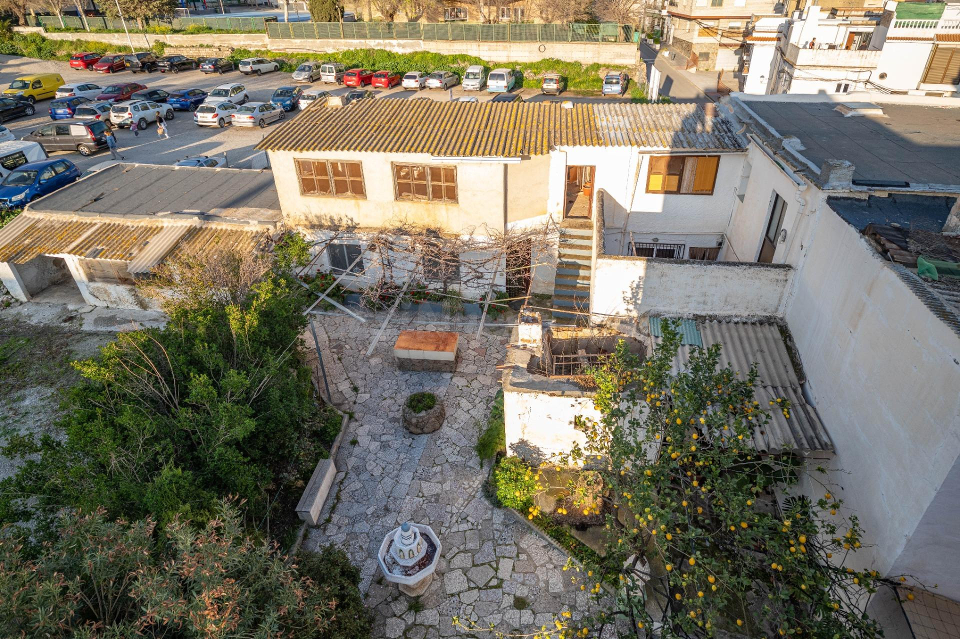 EDIFICIO!!! TRES AMPLIOS PISOS, LOCAL COMERCIAL , GARAJES Y GRAN SOLAR, EN EN CENTRO DE ORGIVA