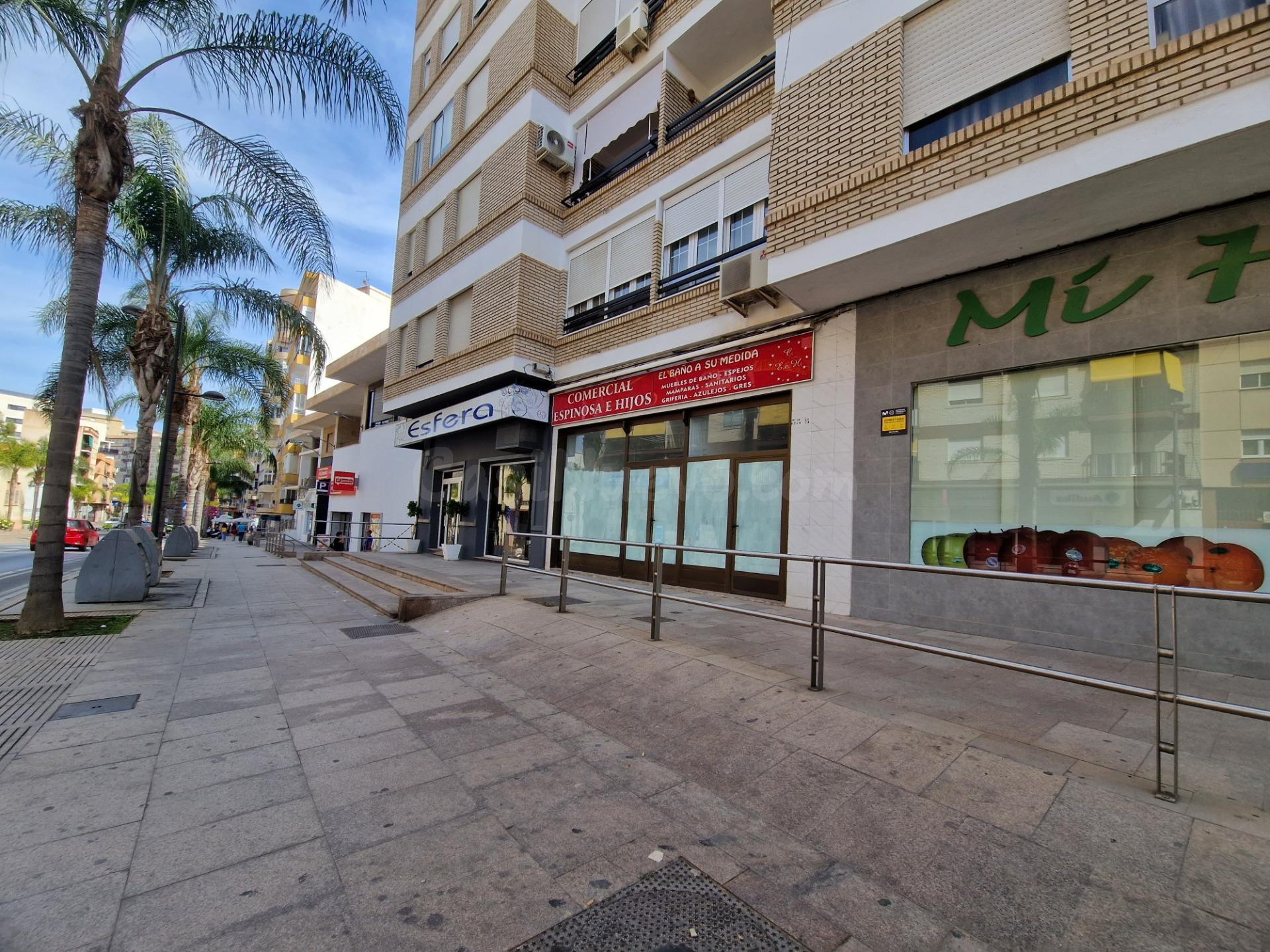 Estupendo Local en venta y alquiler con opción a compra en Avenida de Salobreña, Motril