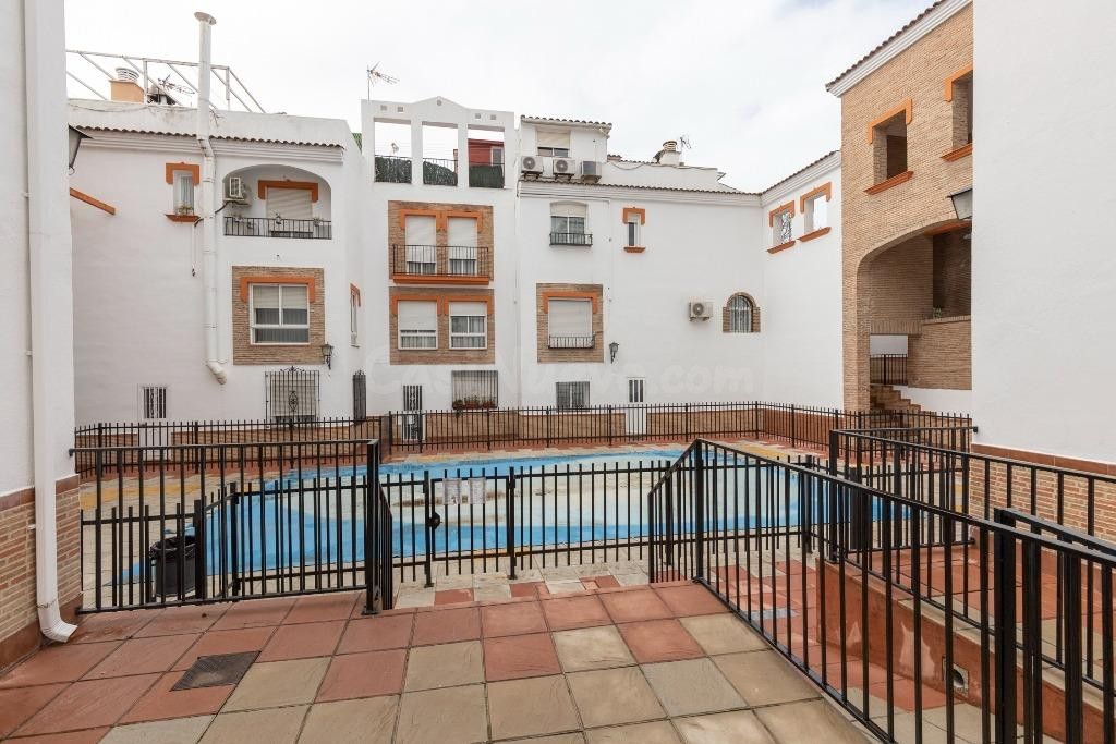 Estupenda Casa adosada en urbanización con piscina junto al Ferial