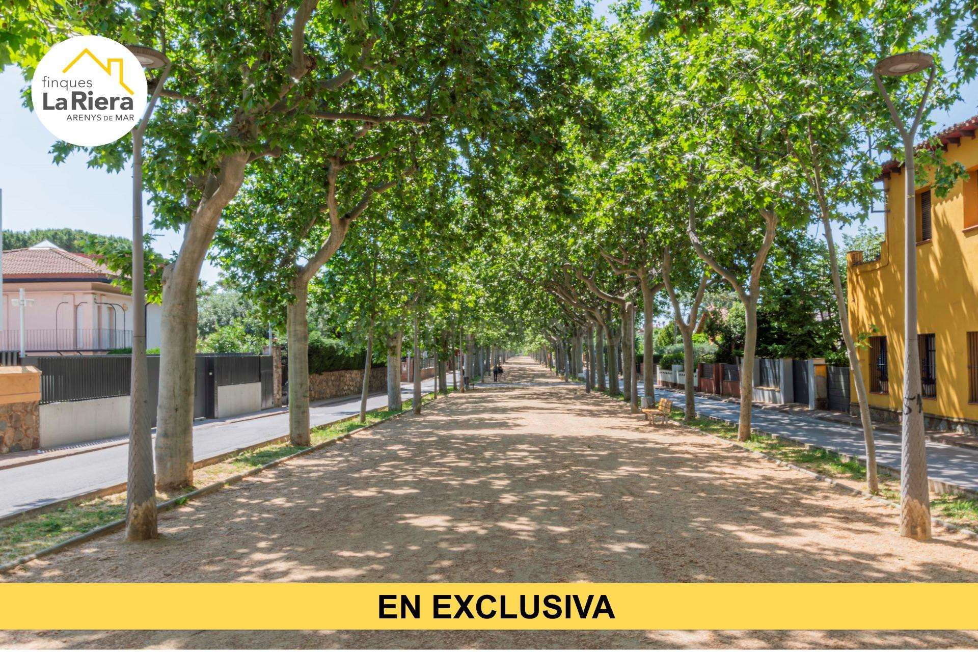 CASA CON JARDIN EN EL CORAZON DE LA POBLACION .