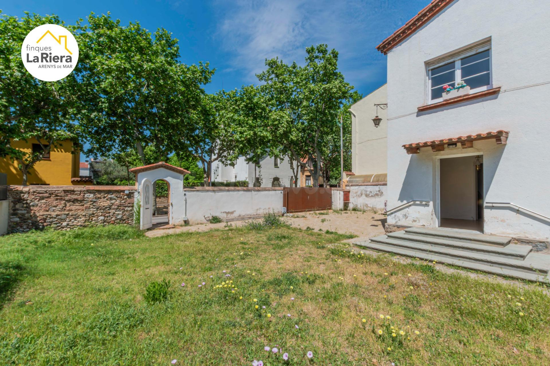 CASA CON JARDIN EN EL CORAZON DE LA POBLACION . - foto 2