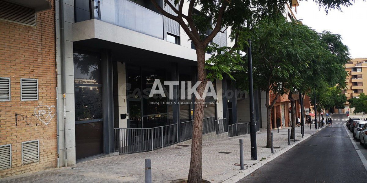 LOCAL COMERCIAL EN ALQUILER CON SALIDA DE HUMOS.