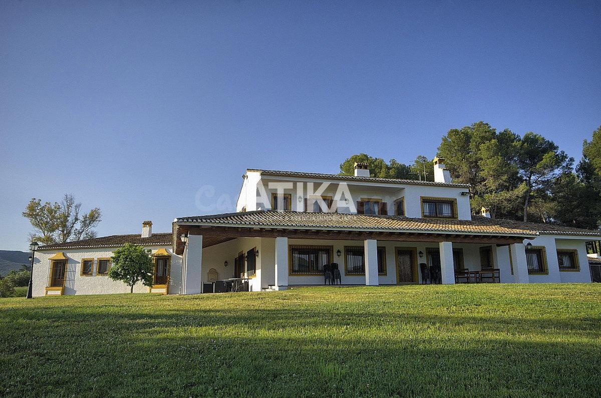 FINCA EN ALQUILER CON PISCINA Y JARDÍN.
