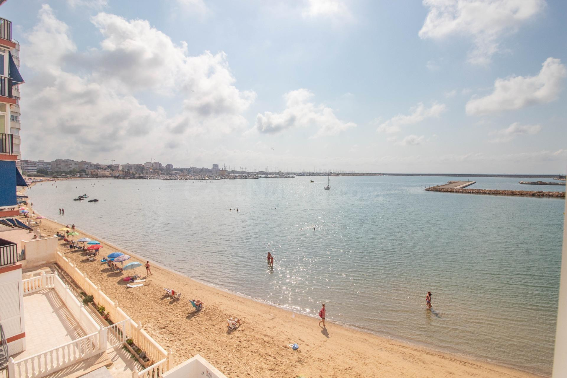 Apartamento en Primera Línea de Playa en Torrevieja – Vistas Panorámicas al Mar