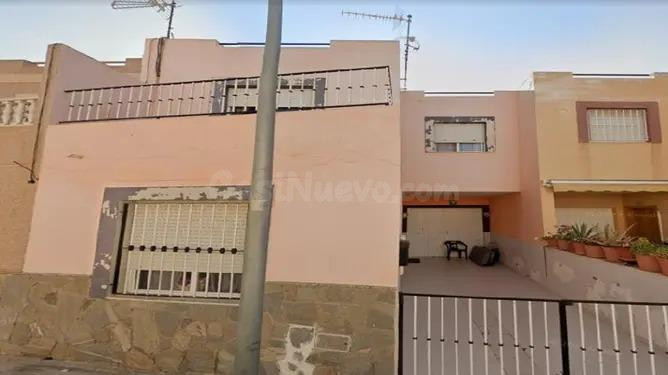 Chalet OCUPADO en venta en Almería