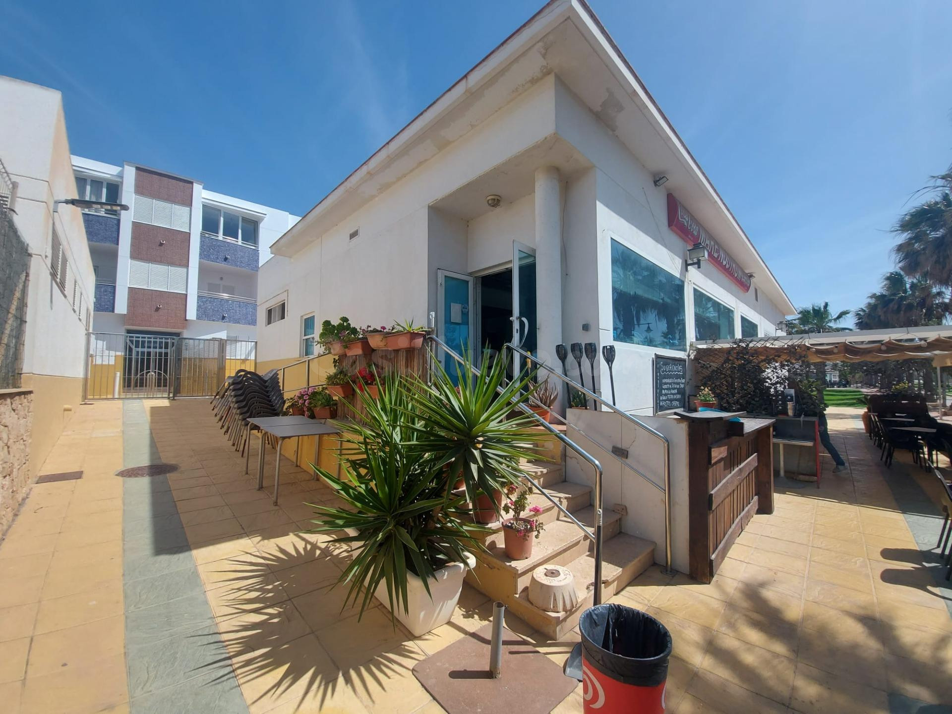 Local comercial de alquiler en Almerimar en 1ª línea de playa