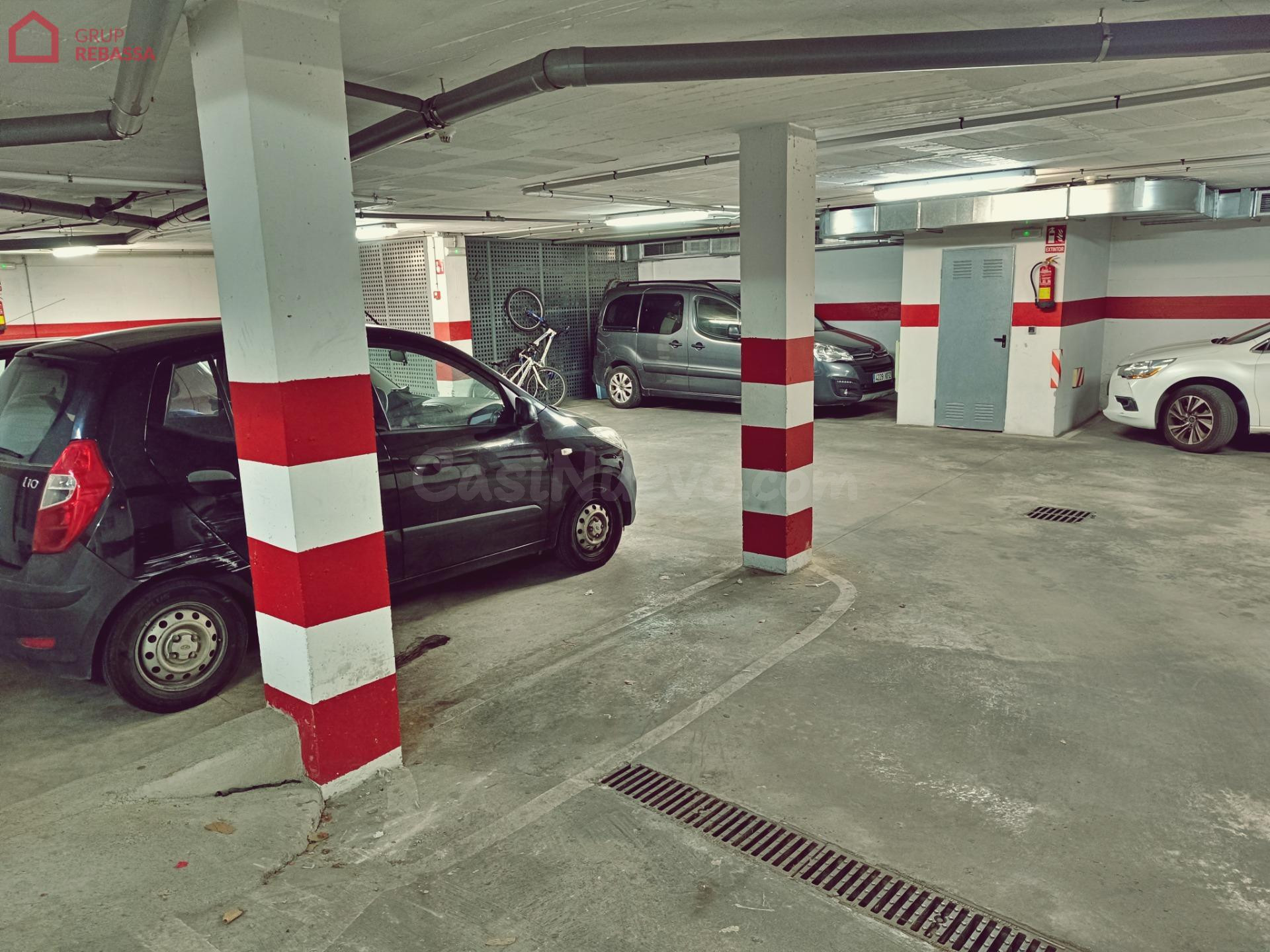 Se alquila PARKING PARA MOTO + TRASTERO en Pla de na Tesa - foto 2