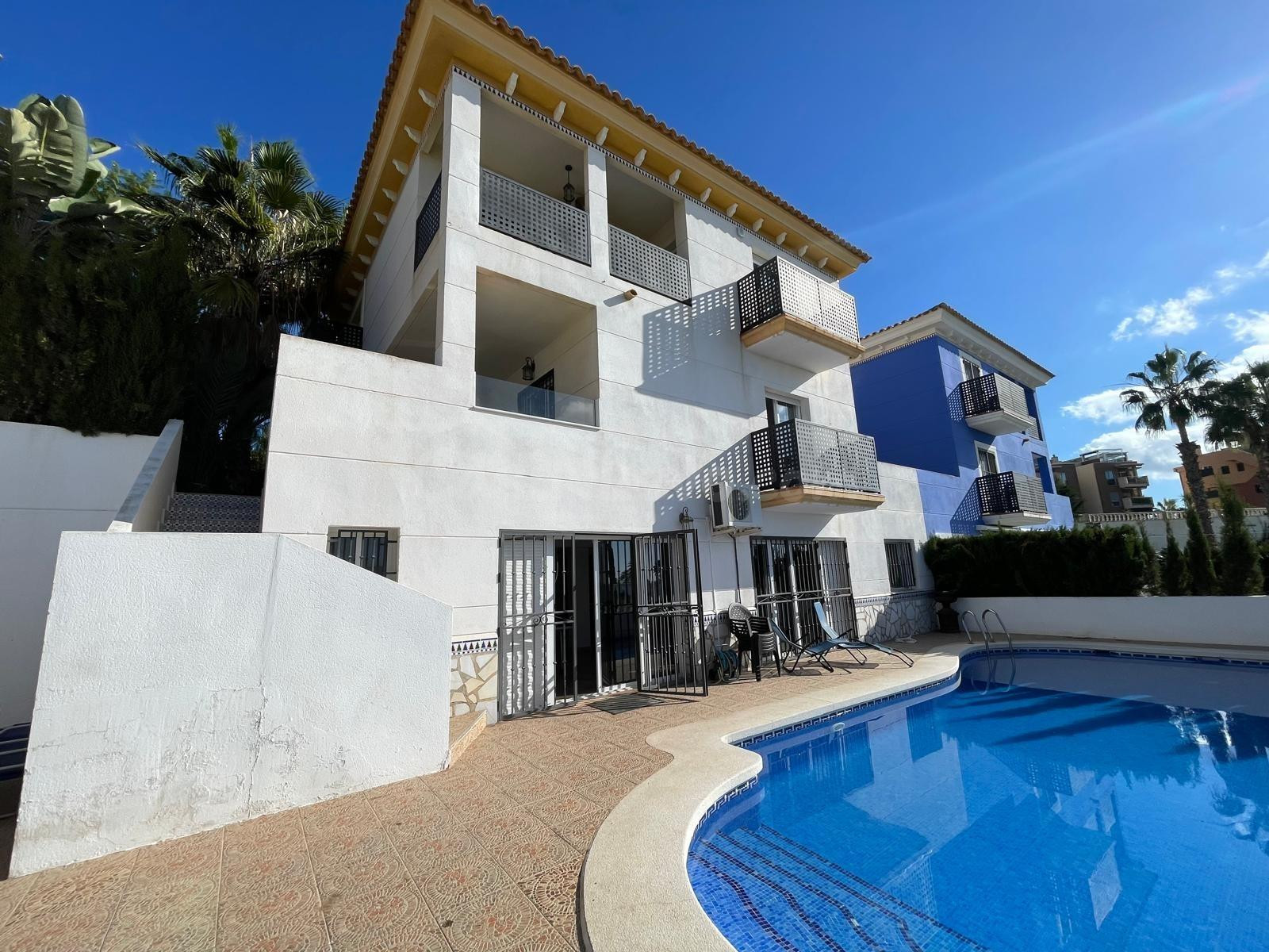 Espectacular chalet con vistas al mar y piscina privada a pocos metros de la playa