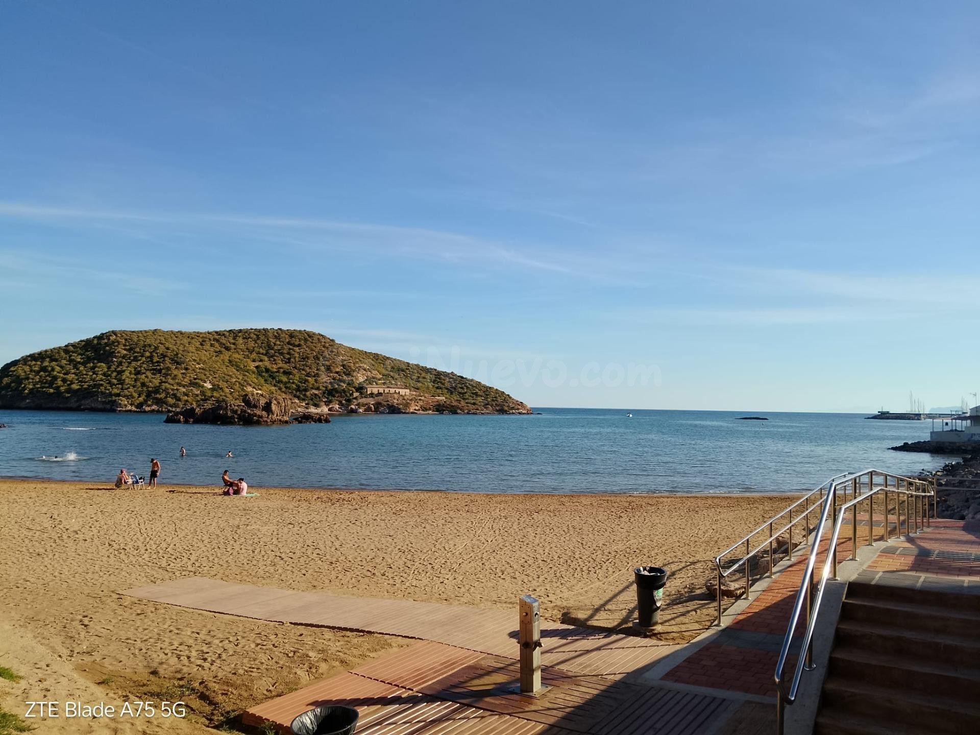 ¡¡PRIMERA LÍNEA DE PLAYA EN LA ISLA - 198 M2 CON VISTAS AL MAR Y POSIBILIDAD DE VIVIENDA!!