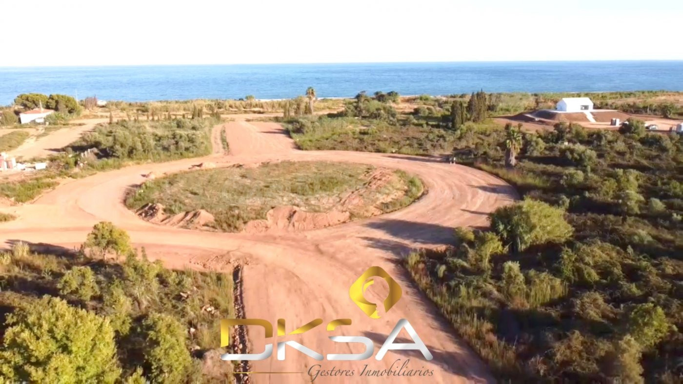 Amplio terreno urbano a un paso de la playa. Cerca de Los Cá