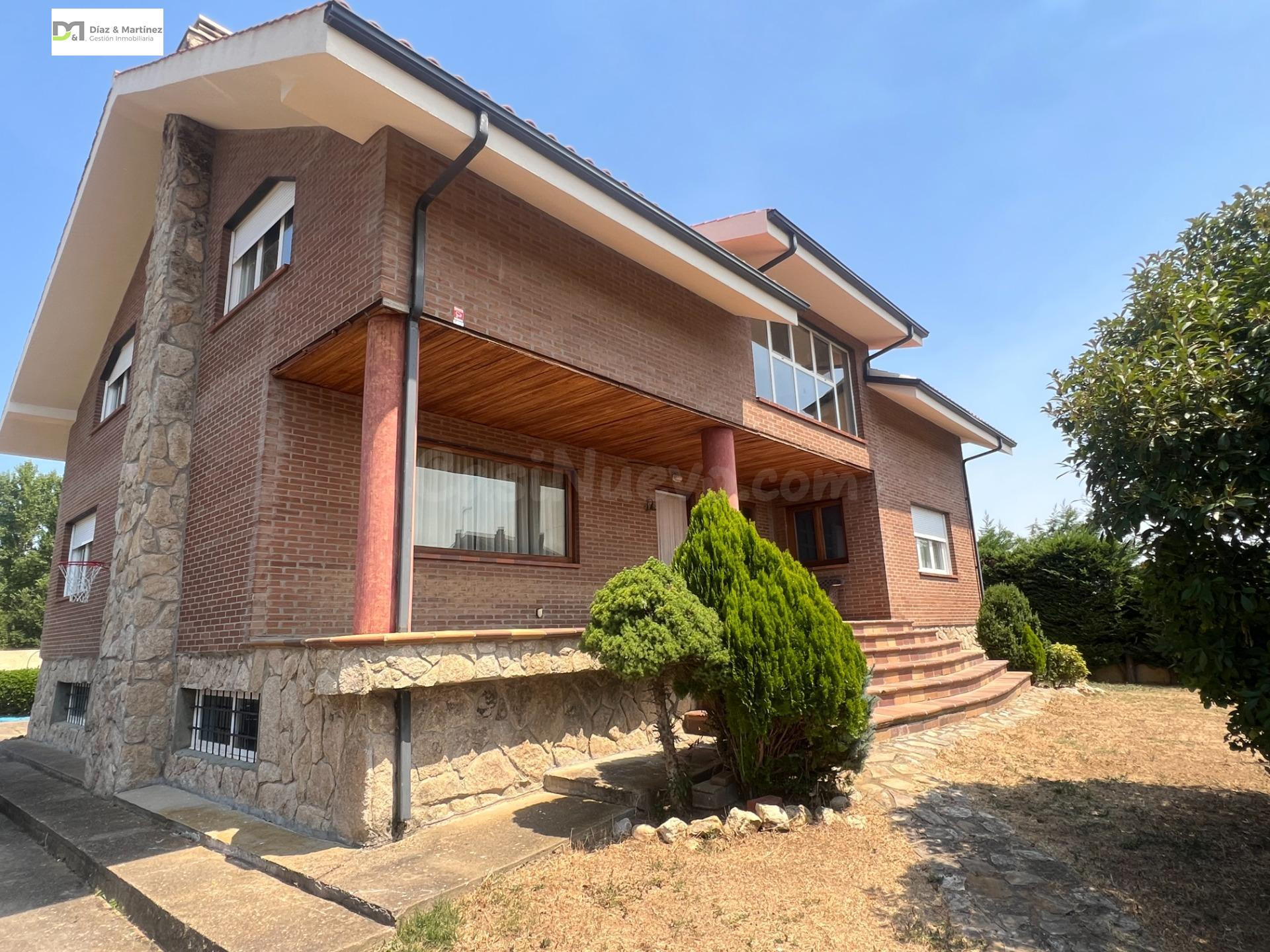 CHALET INDIVIDUAL EN RIBASECA CON PISCINA