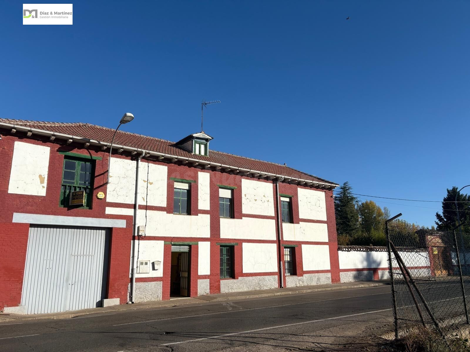 CASA CON AMPLIO TERRENO PRÓXIMA A LEÓN