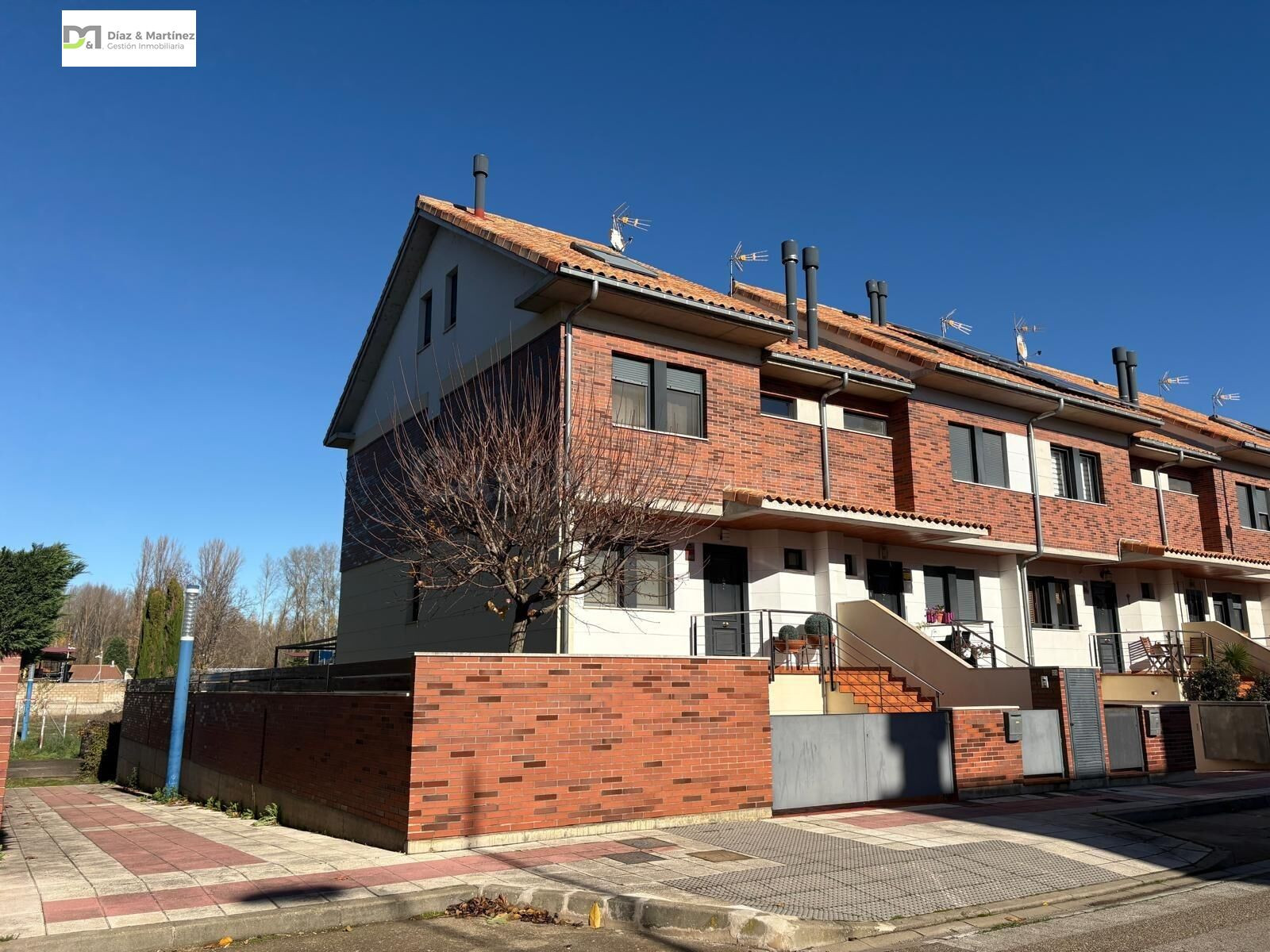 CHALET PAREADO  PRÓXIMO A ESPACIO LEÓN