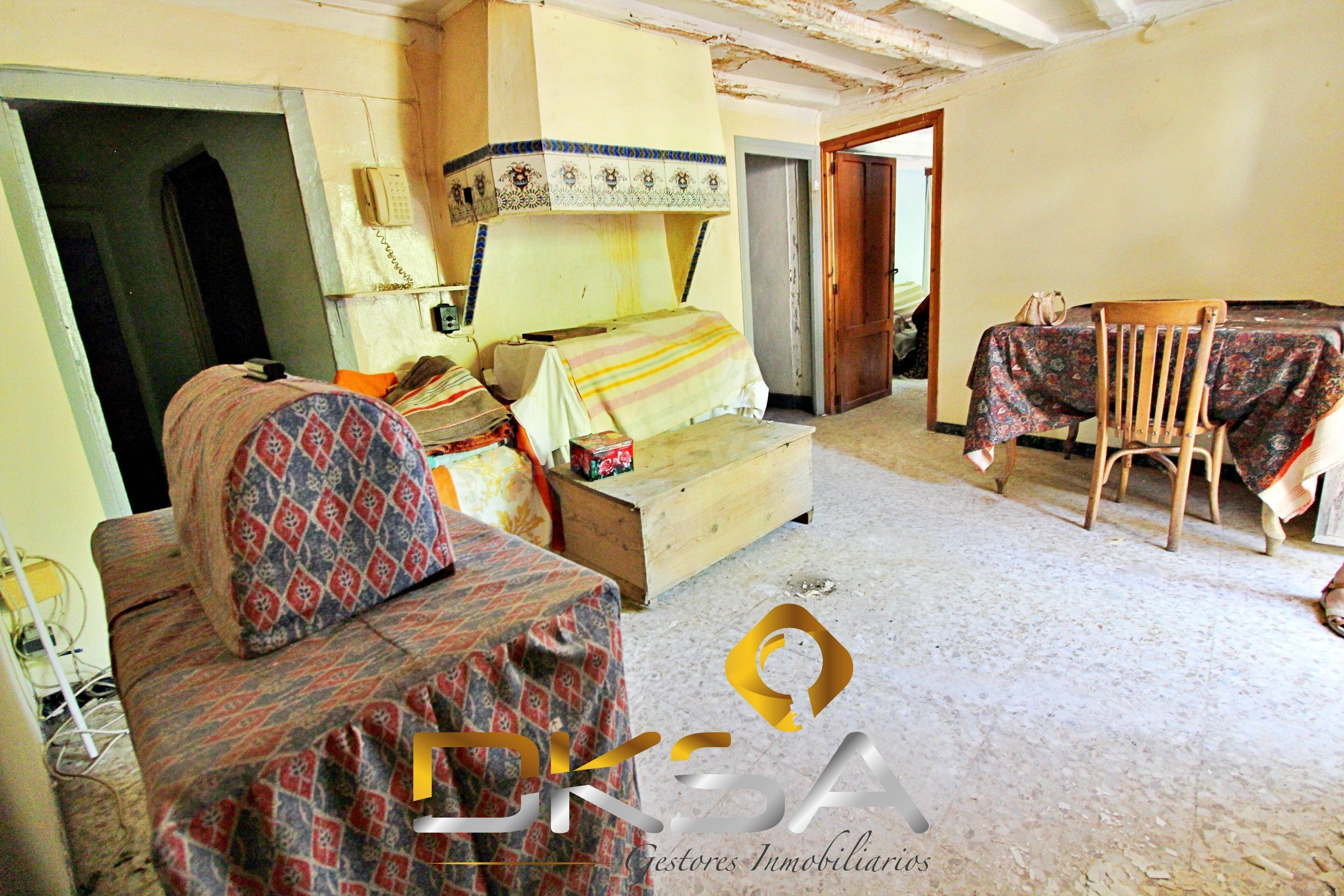 Casa esquinera con vistas al castillo para reformar en la pl - foto 4