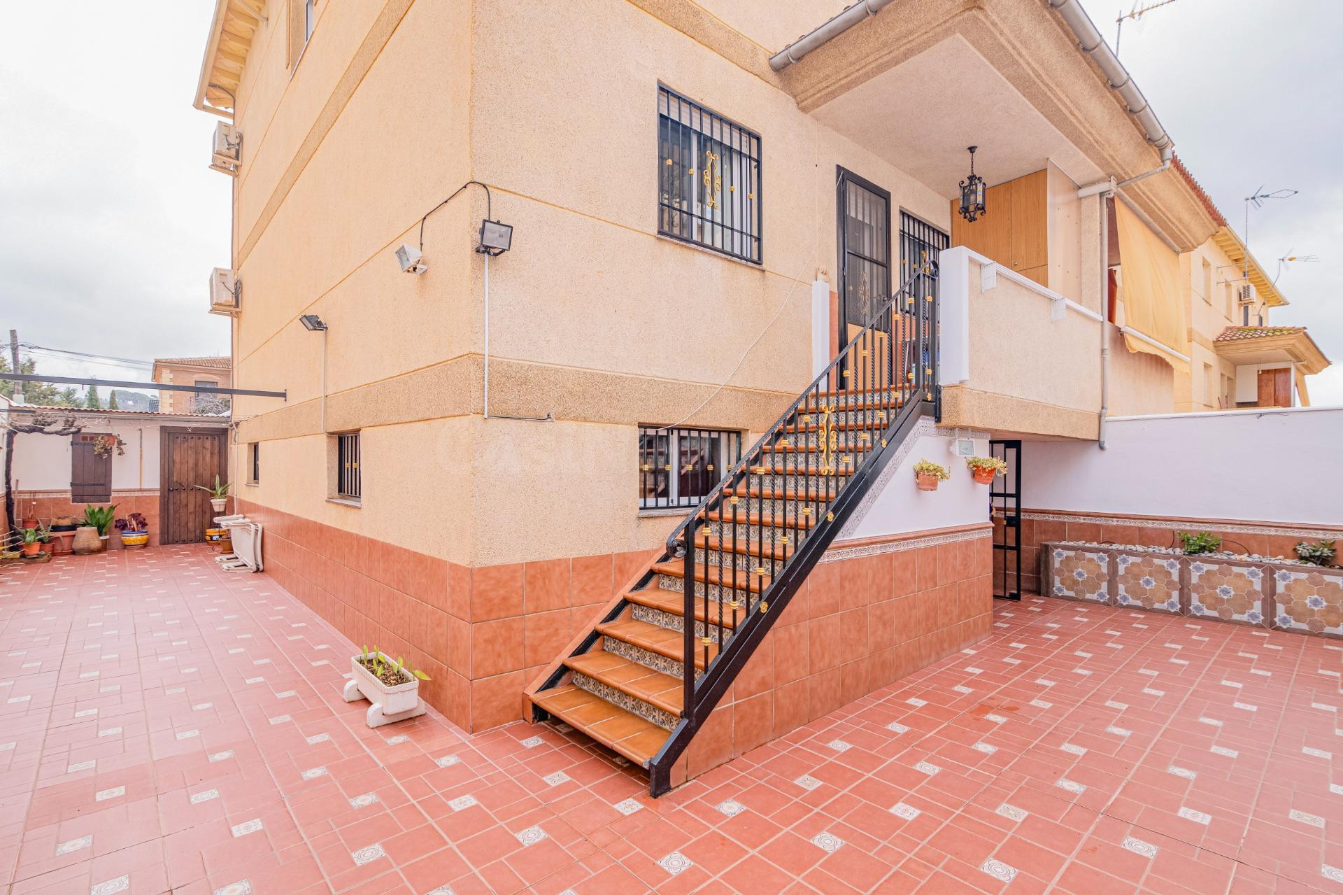 “Casa familiar con gran patio, placas solares y cochera dobl