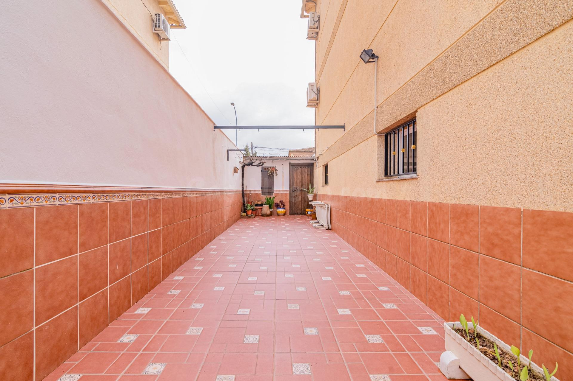 “Casa familiar con gran patio, placas solares y cochera dobl - foto 3
