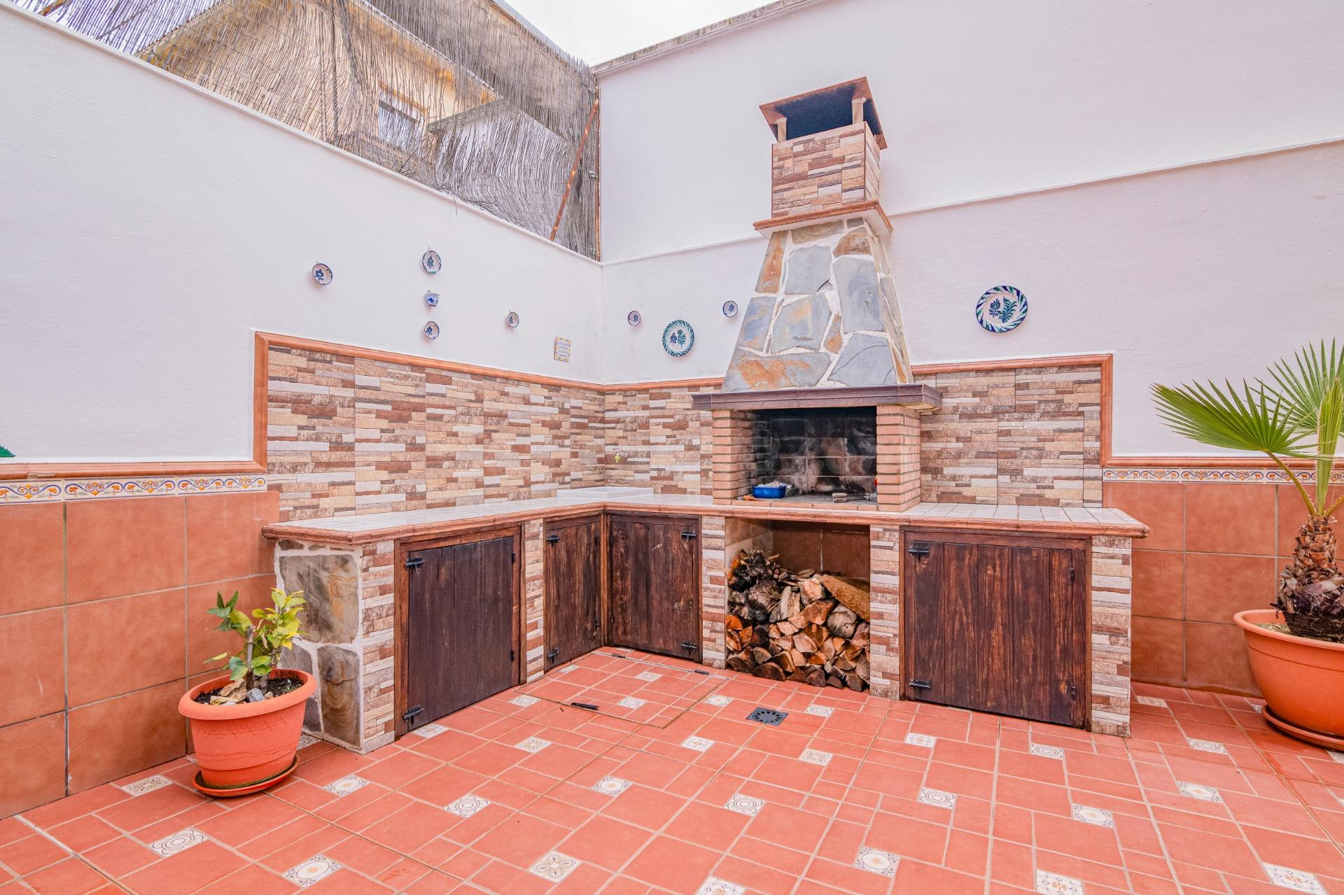 “Casa familiar con gran patio, placas solares y cochera dobl - foto 4