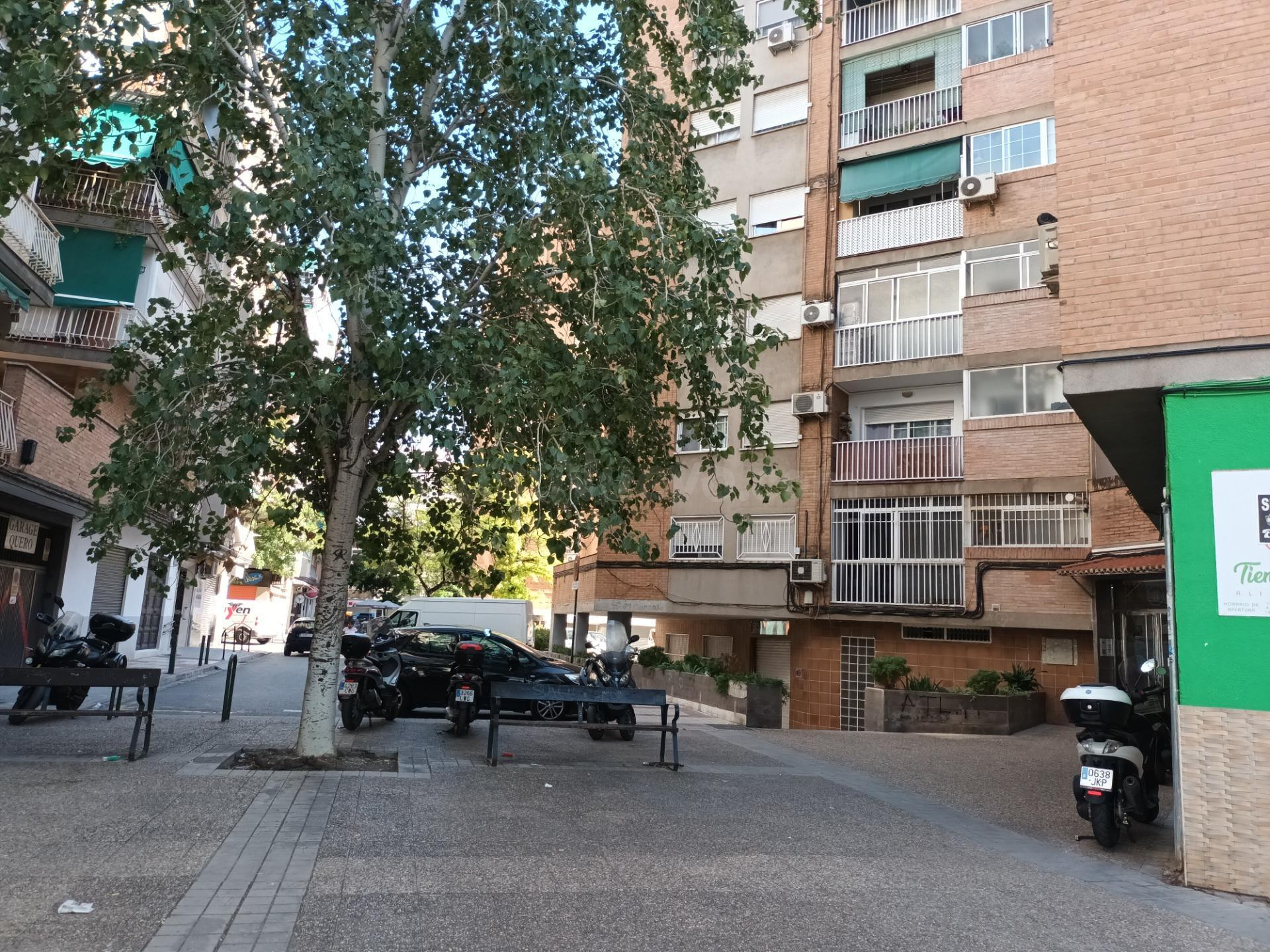 Garaje cerrado en Granada zona Zaidin, 12.80 m. de superficie.