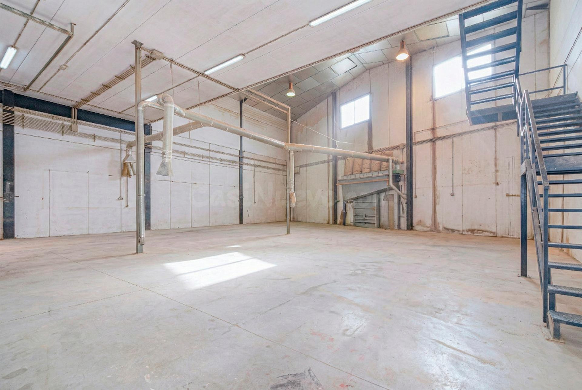 Gran Nave Industrial en Peligros con Instalación de Carpintería Operativa
