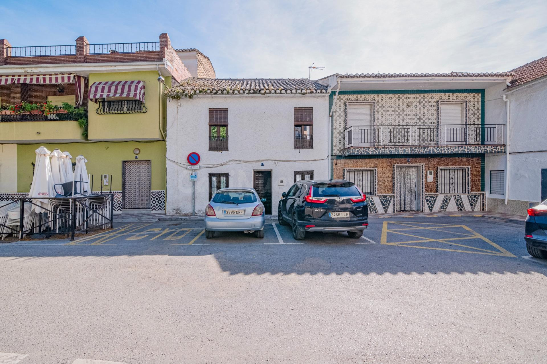Casa de pueblo en el corazón de Cúllar Vega (Plaza de la Constitución)