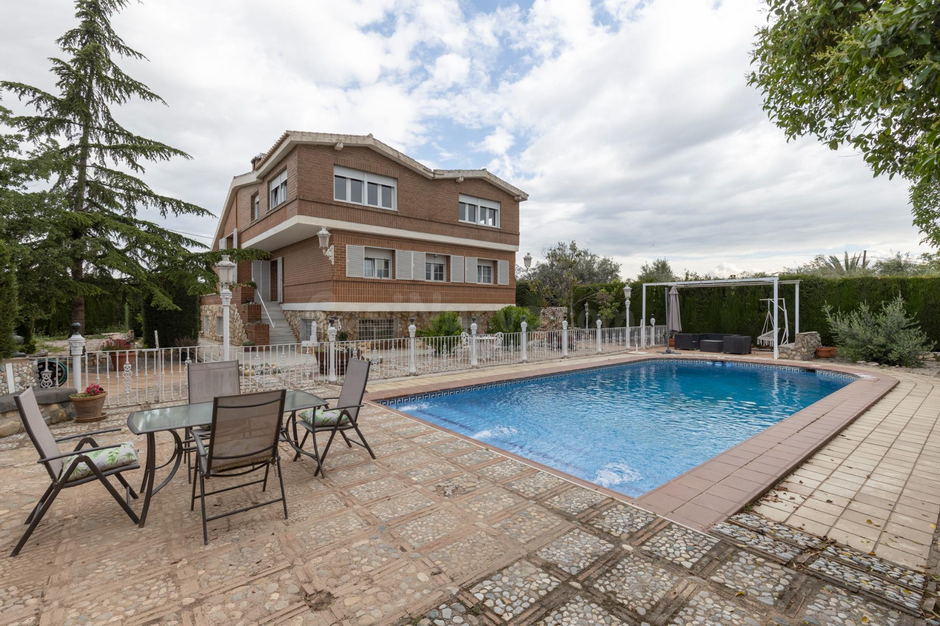 ¡¡EXCLUSIVA VIVIENDA DE ALTO STANDING EN UNA PARCELA DE 3.166 m2 EN ALHENDIN!!