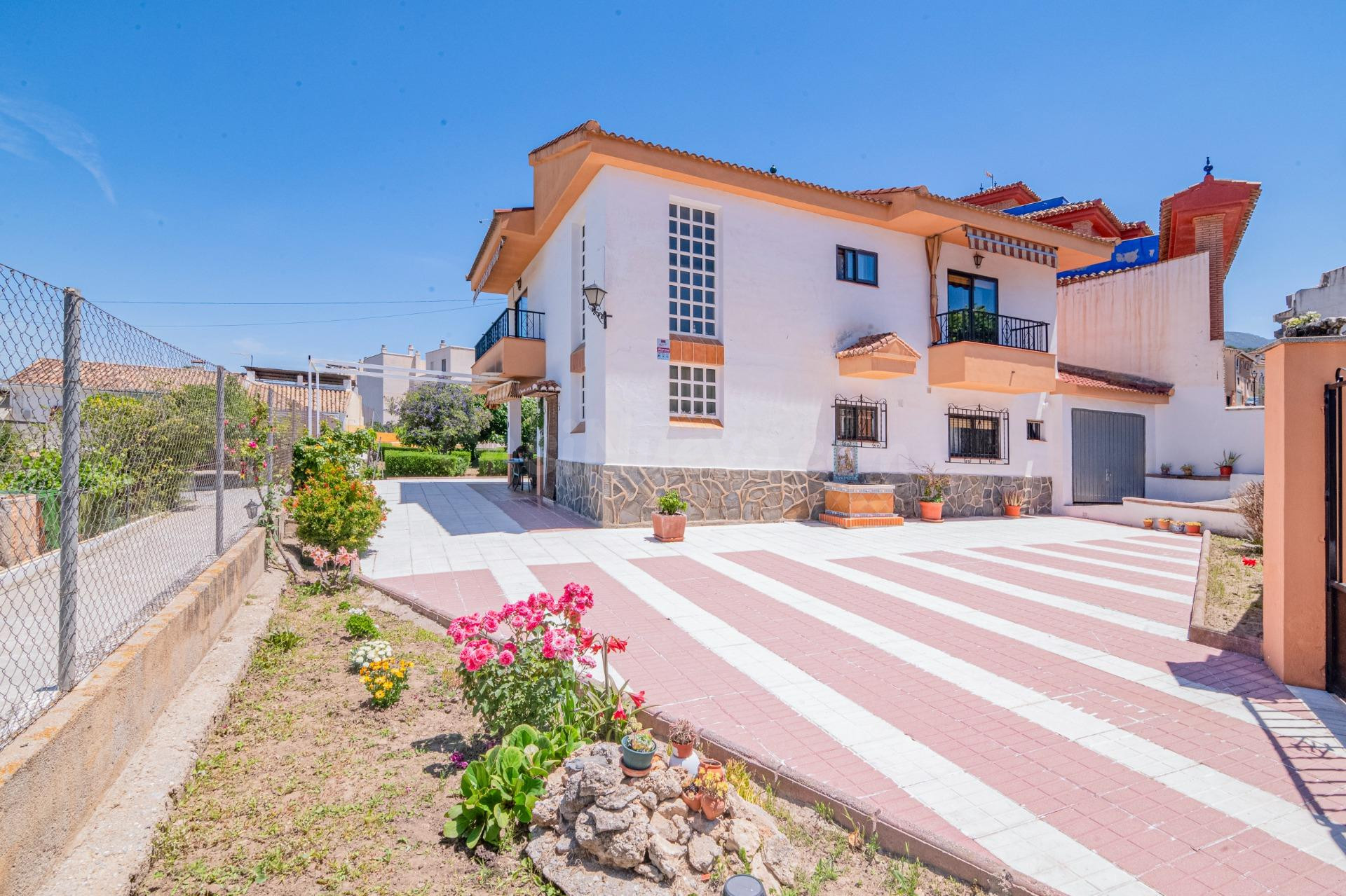 CHALET INDEPENDIENTE EN CAJAR PARCELA 1105 M2 PISCINA PISTA BALONCESTO HUERTO VISTAS A GRANADA