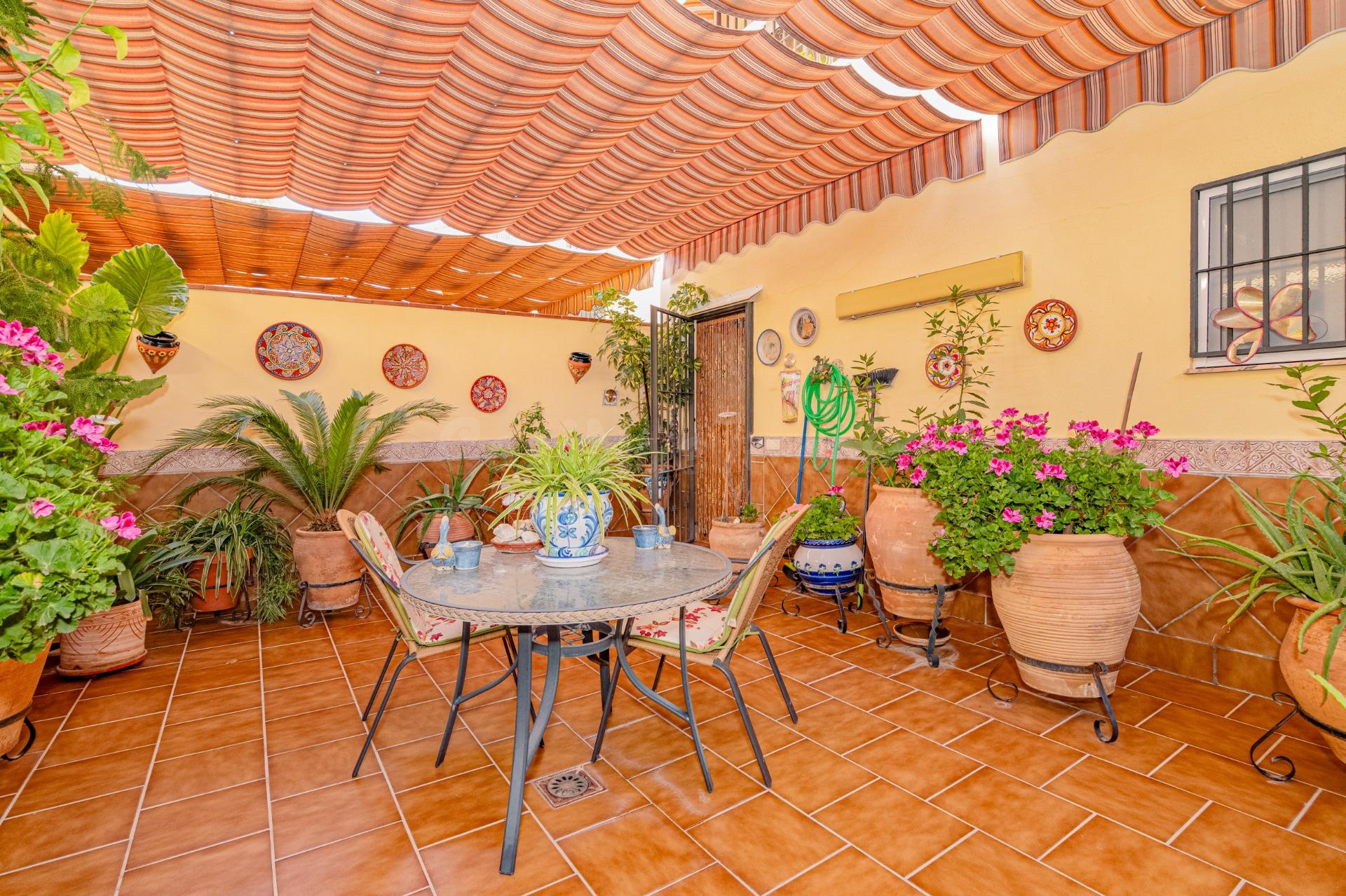 Fantástica casa adosada con gran patio, sótano habitable y excelente luminosidad !!