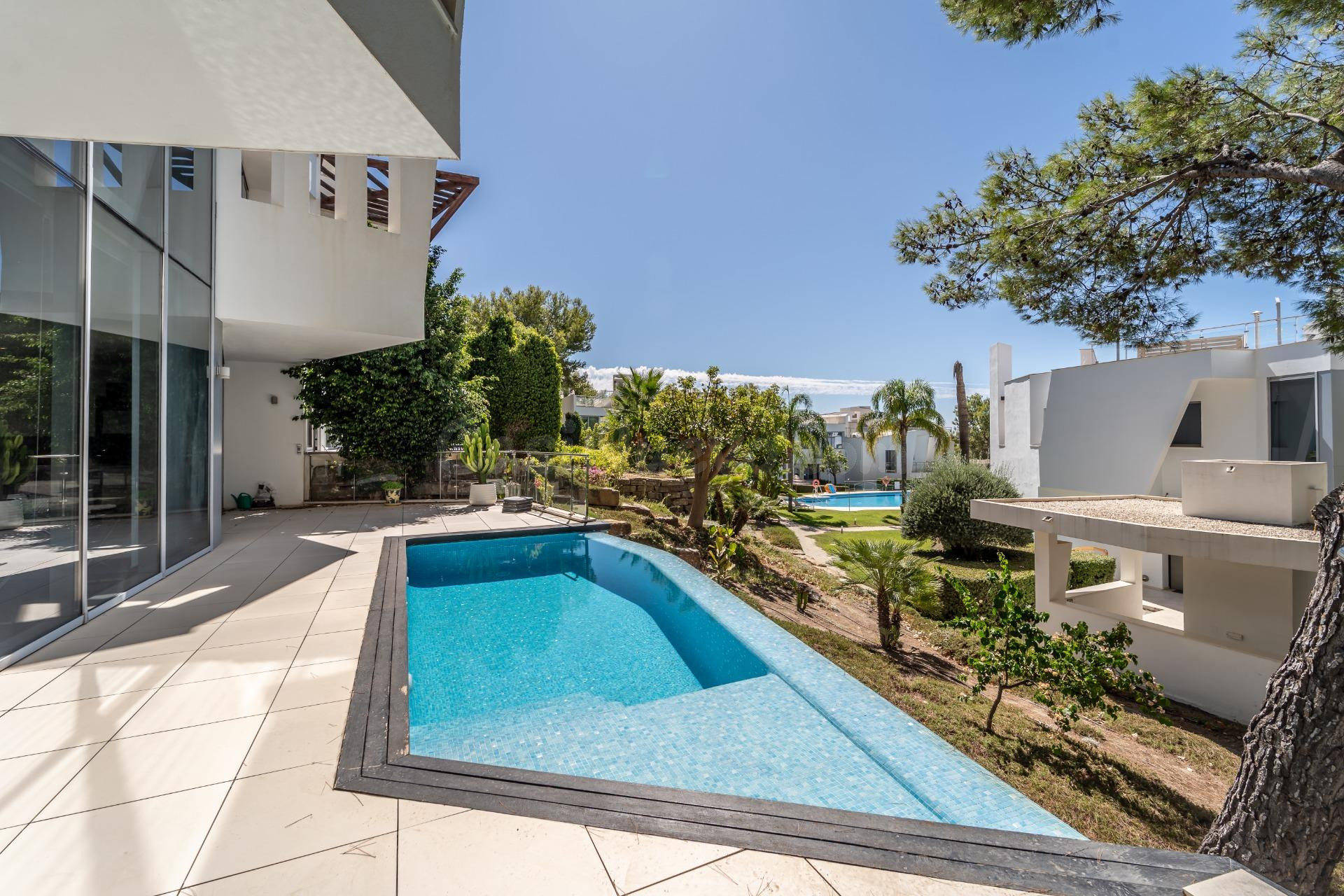Adosado de esquina de Lujo con piscina privada en Sierra Blanca, Marbella