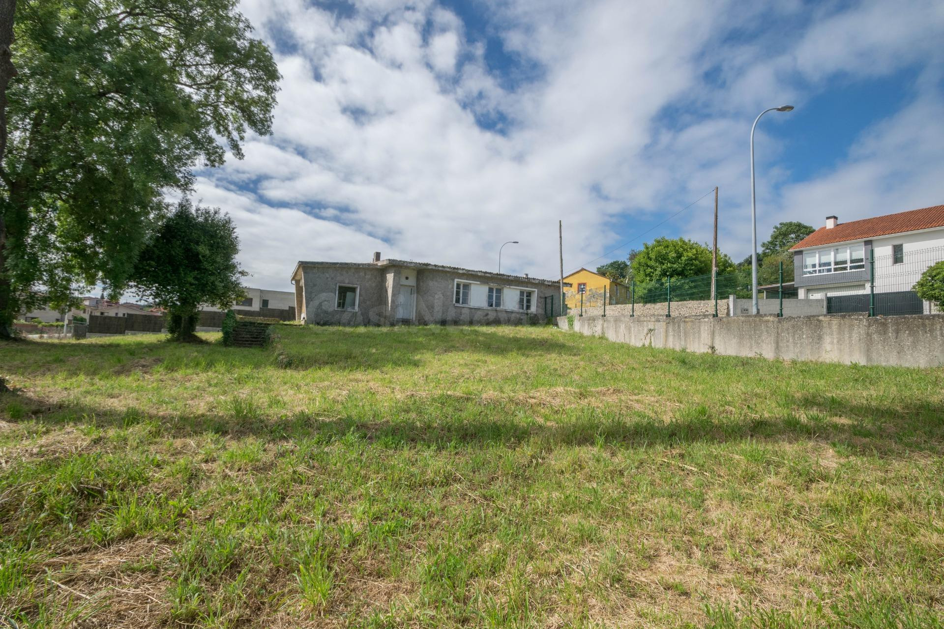 Casa con capilla para reformar en hermosa parcela de Brexo L