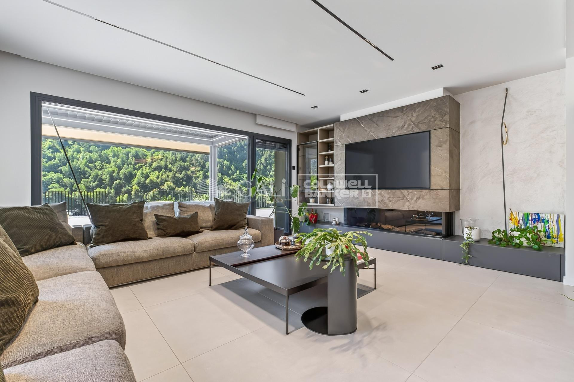 ESPECTACULAR CHALET EN VENTA EN ZONA RESIDENCIAL. CON SOL, VISTAS Y TODAS LAS COMODIDADES