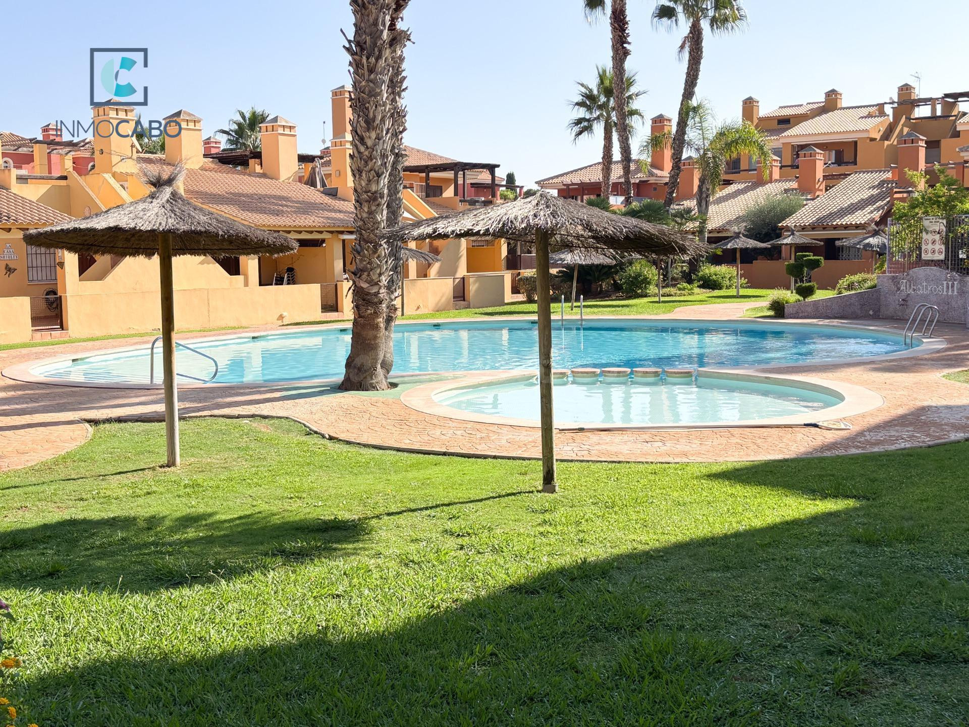 Vivienda de dos dormitorios con terraza acristalada y solárium en Residencial Albatros III, Mar de Cristal