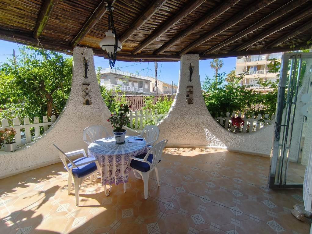 ENCANTADOR Y AMPLIO CHALET EN BAHÍA, A SOLO 400 METROS DE LAS PRECIOSAS PLAYAS
