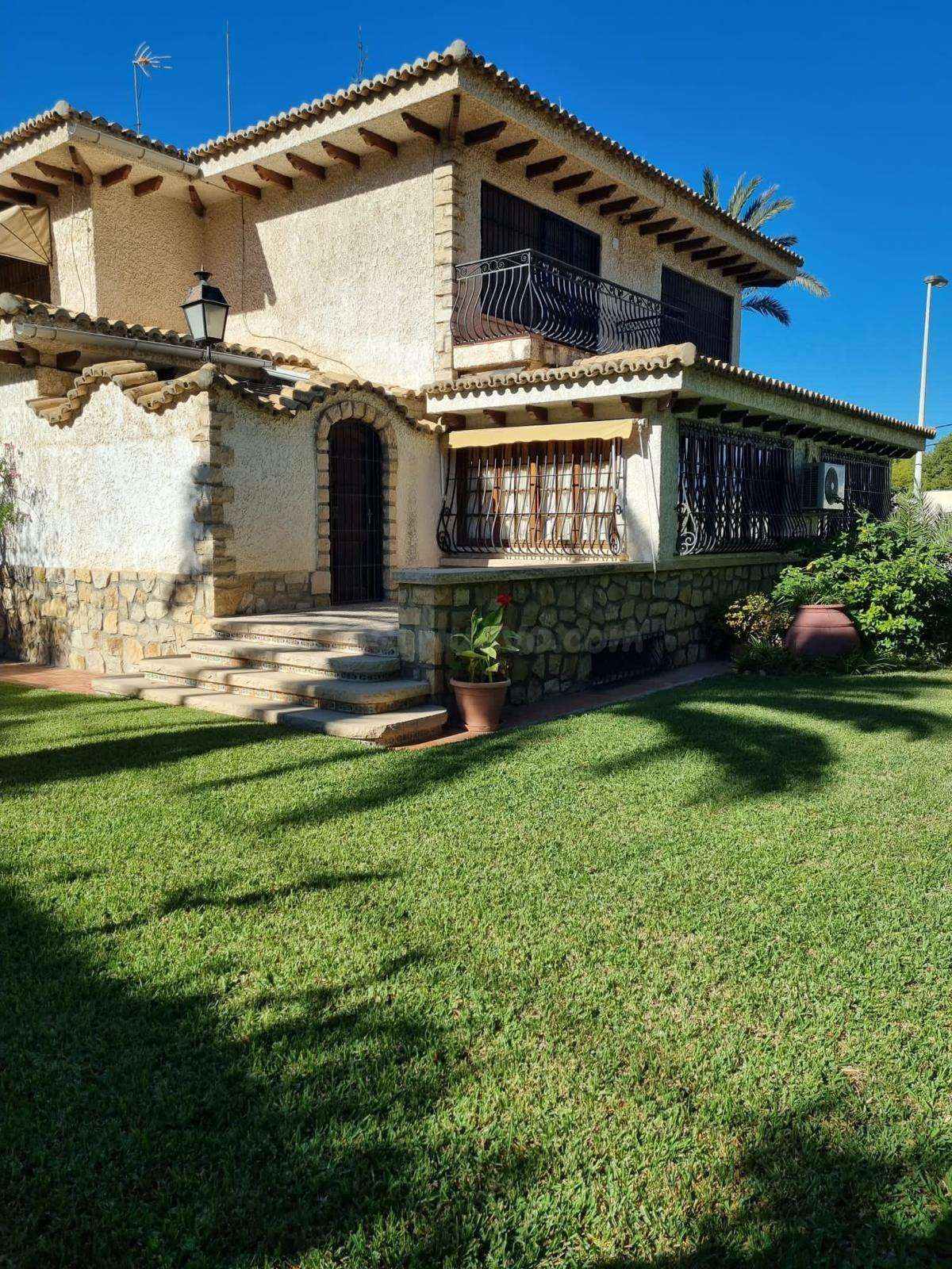 Villa de Lujo con piscina en la privilegiada zona de Vistahermosa, Alicante (Spain).