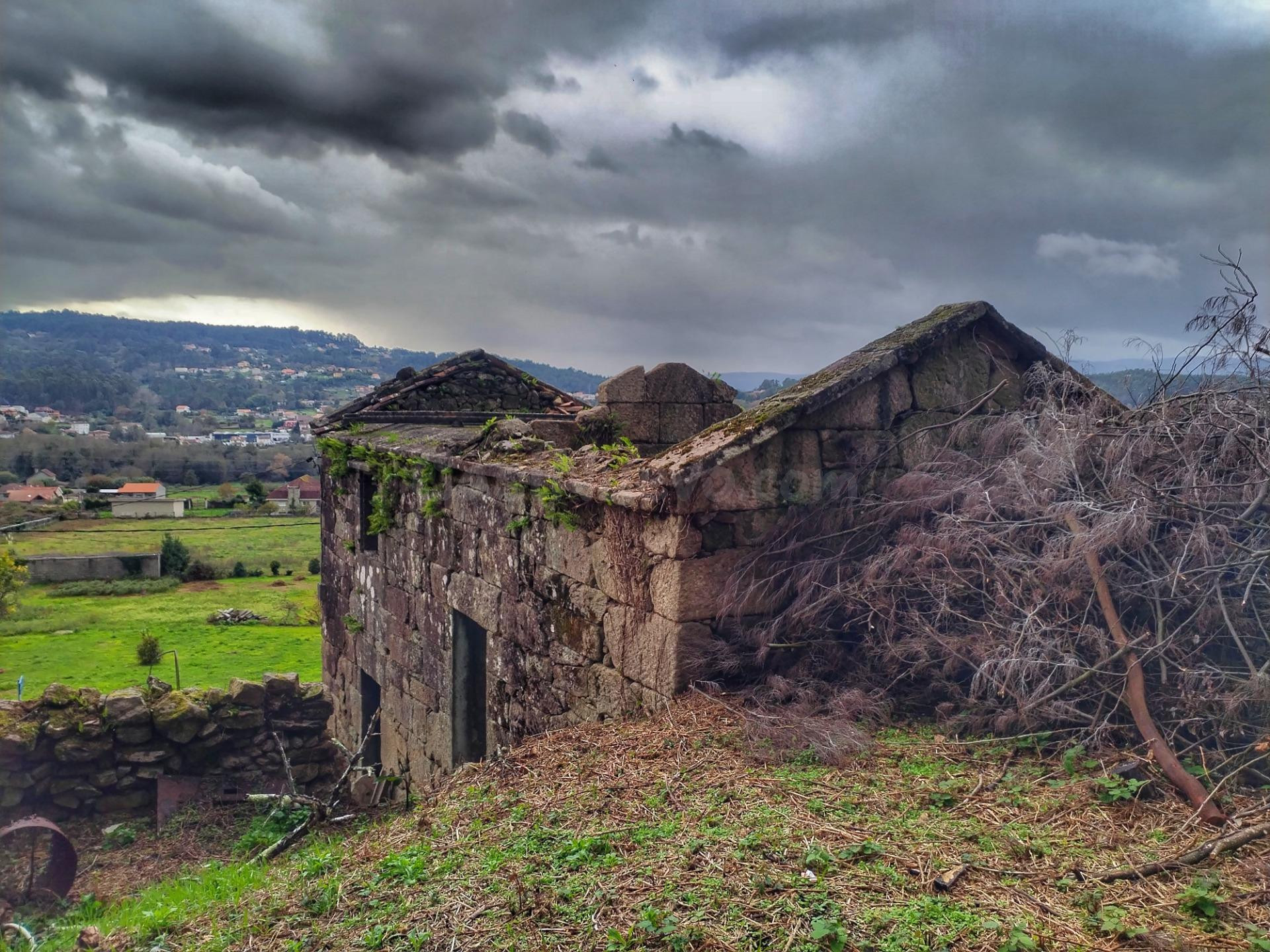 Encanto Rústico en Tomeza, Pontevedra: Casa de Piedra a Reconstruir