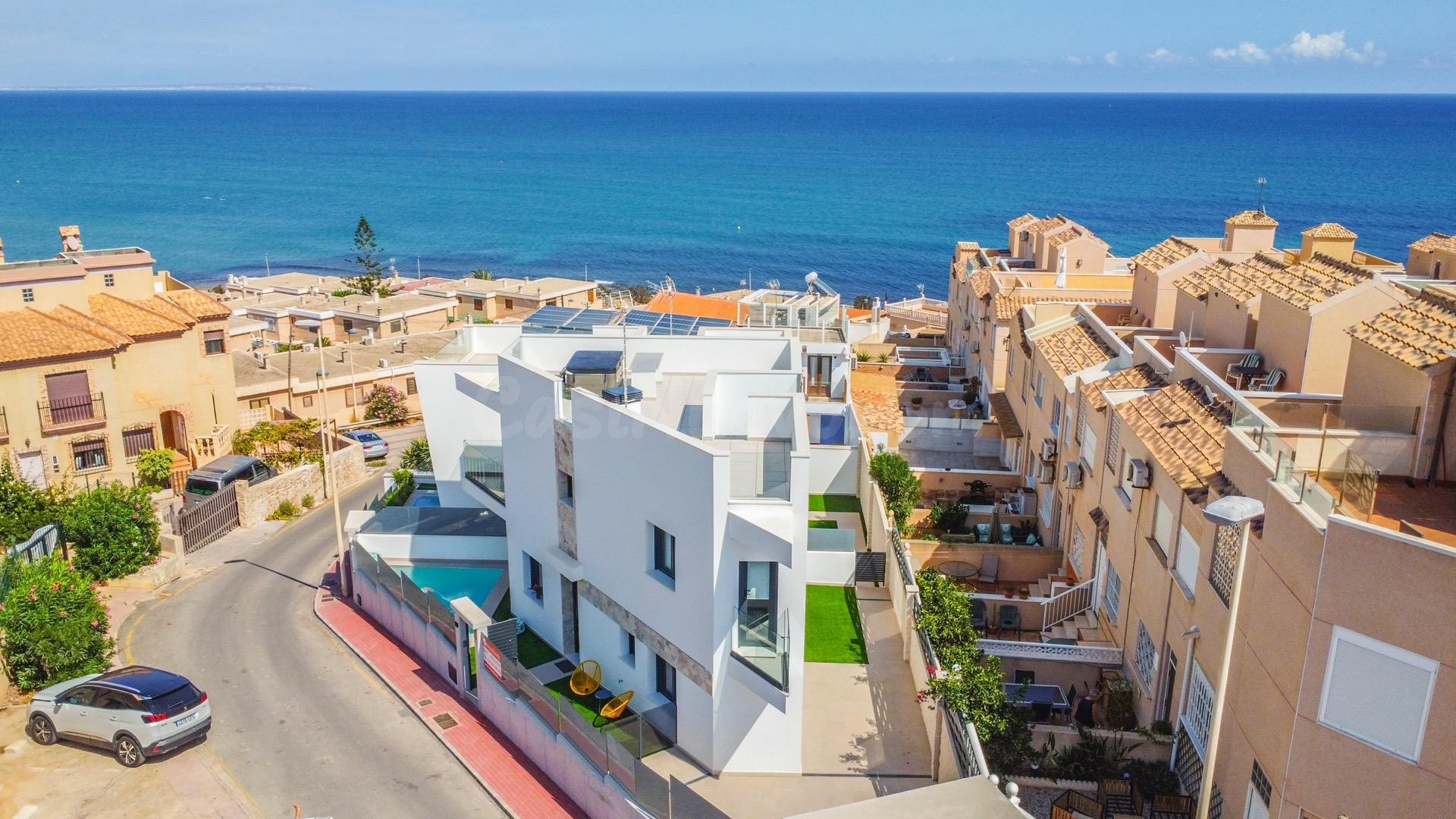 GRAN VILLA DE LUJO CON PISCINA PRIVADA DE AGUA SALADA - ZONA LA MATA -