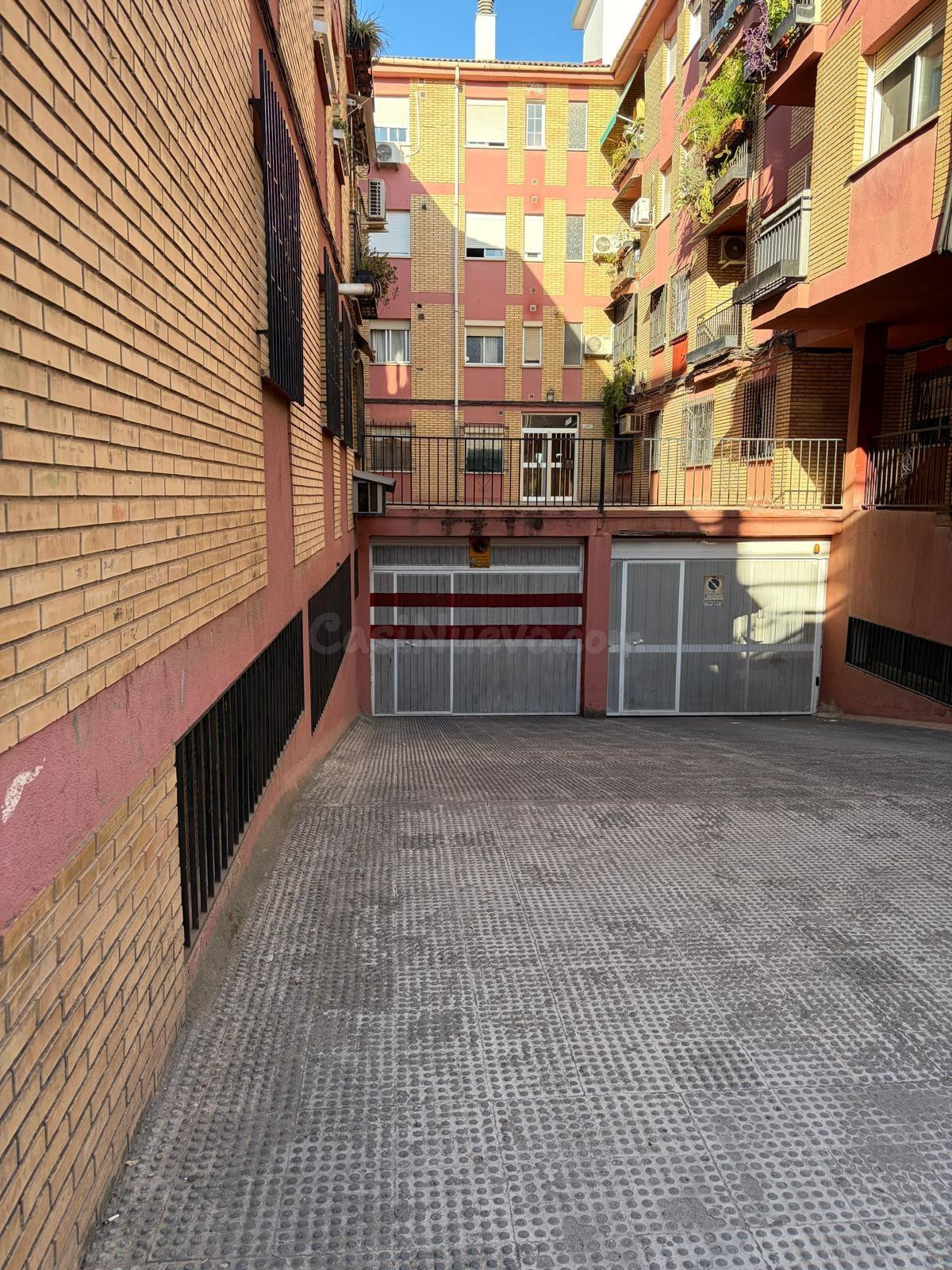 Plaza de garaje cerrada en Fátima, con altillo para almacenaje.