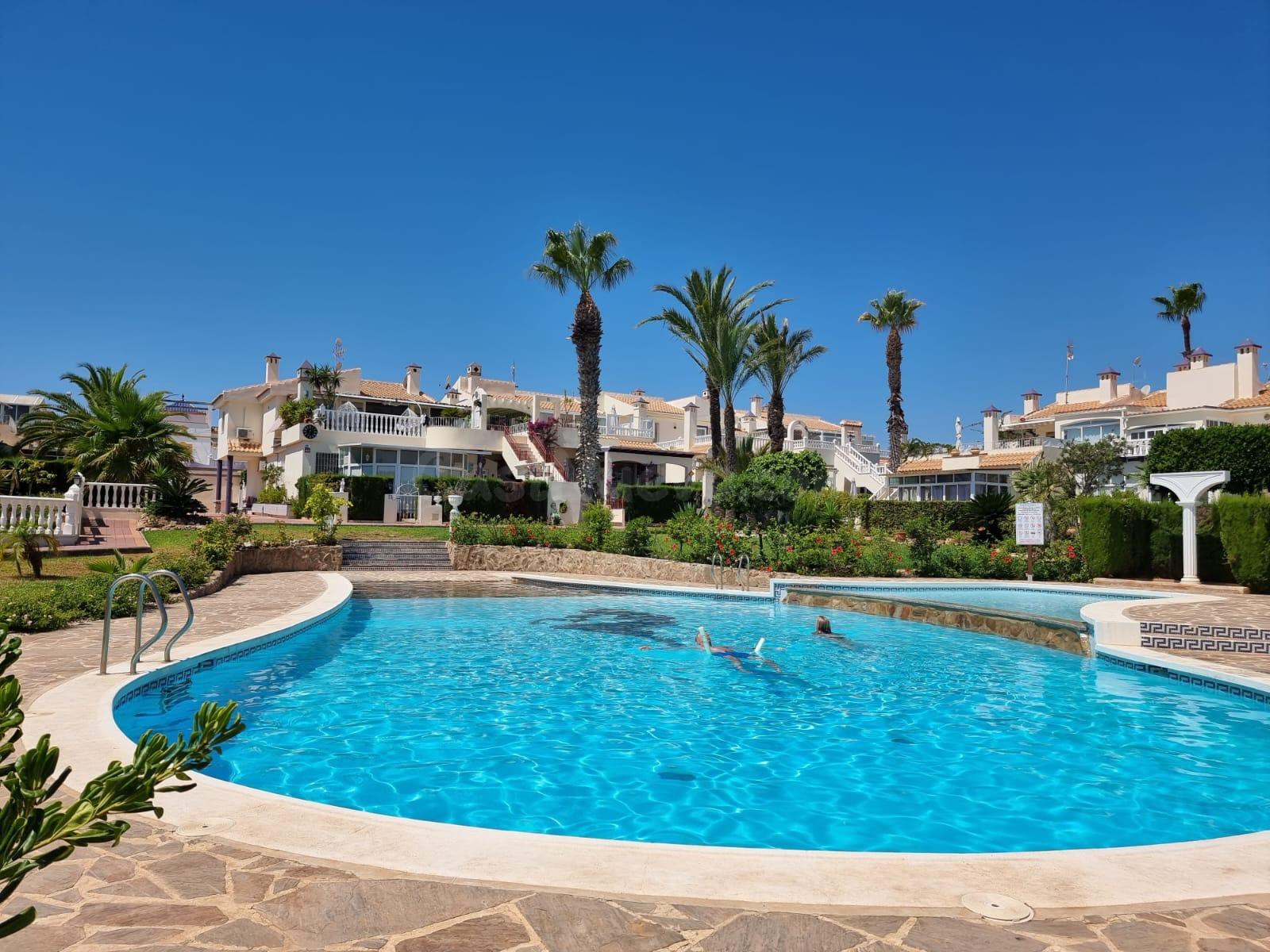 PLANTA BAJA DE 2 DORMITORIOS CON JARDÍN Y PISCINA COMUNITARIA - RESIDENCIAL MIRAFLORES -
