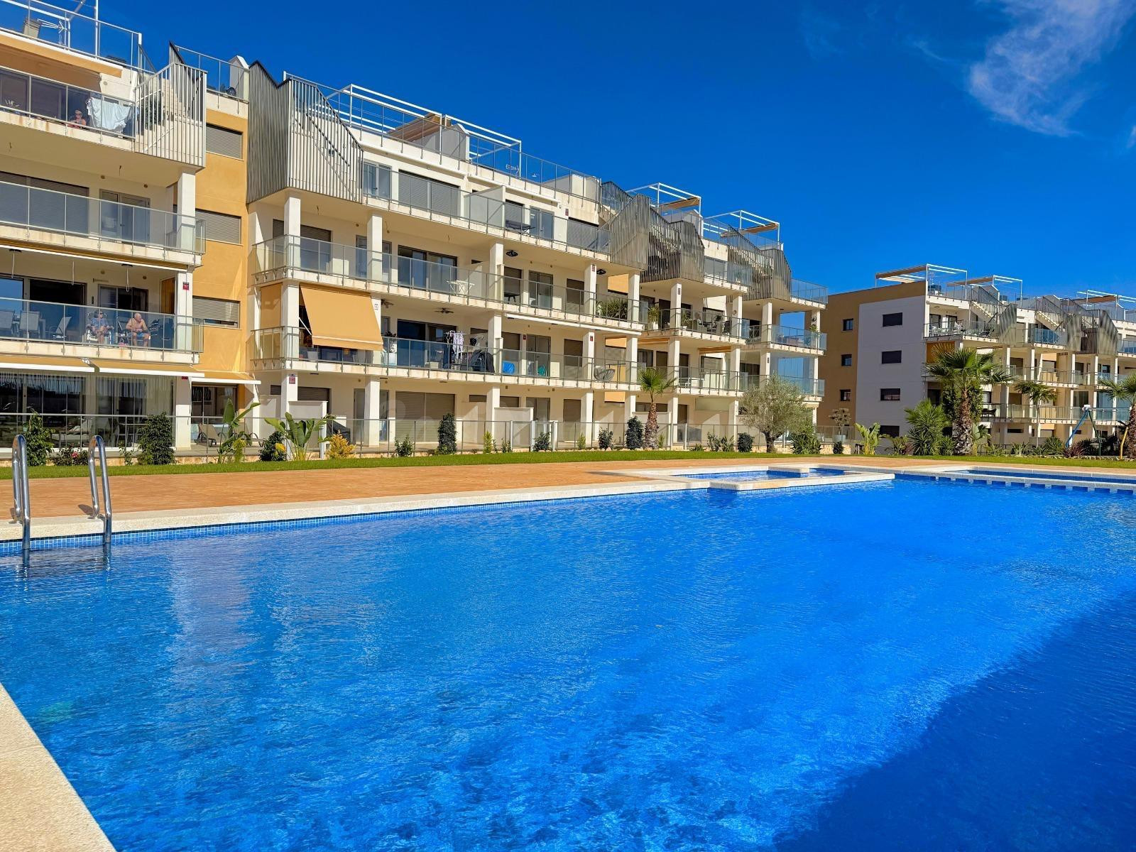 BAJO DE 3 DORMITORIOS CON GRAN TERRAZA Y PISCINAS COMUNITARIAS - ZONA LA ZENIA, ORIHUELA COSTA