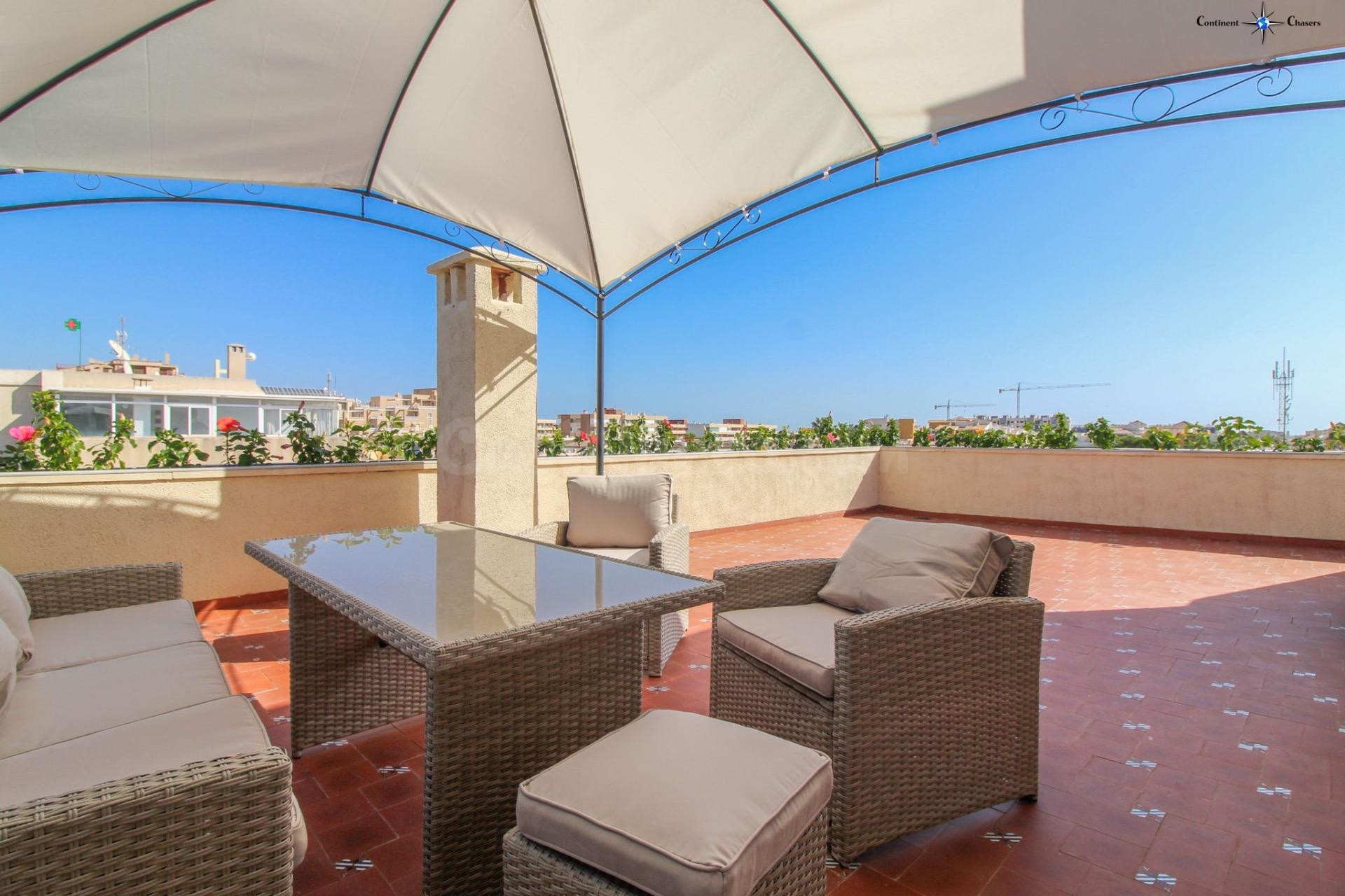 ÁTICO DE 2 DORMITORIOS Y 2 BAÑOS CON TERRAZA DE 50M2 CON VISTAS AL MAR - ZONA PUNTA PRIMA, TORREVIEJA