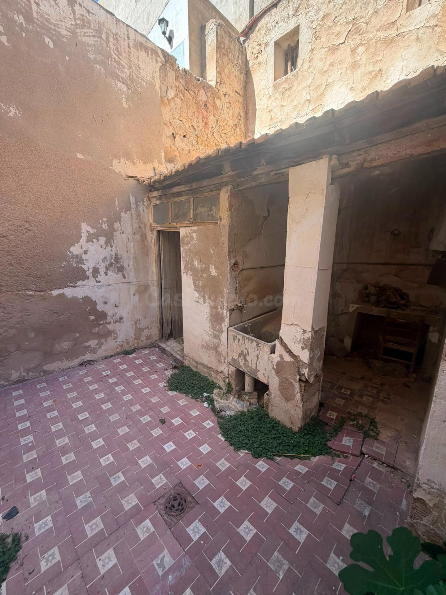 GRAN CASA PARA REFORMAR JUNTO A LA PLAZA DE LA IGLESIA - ZONA BENEJÚZAR -