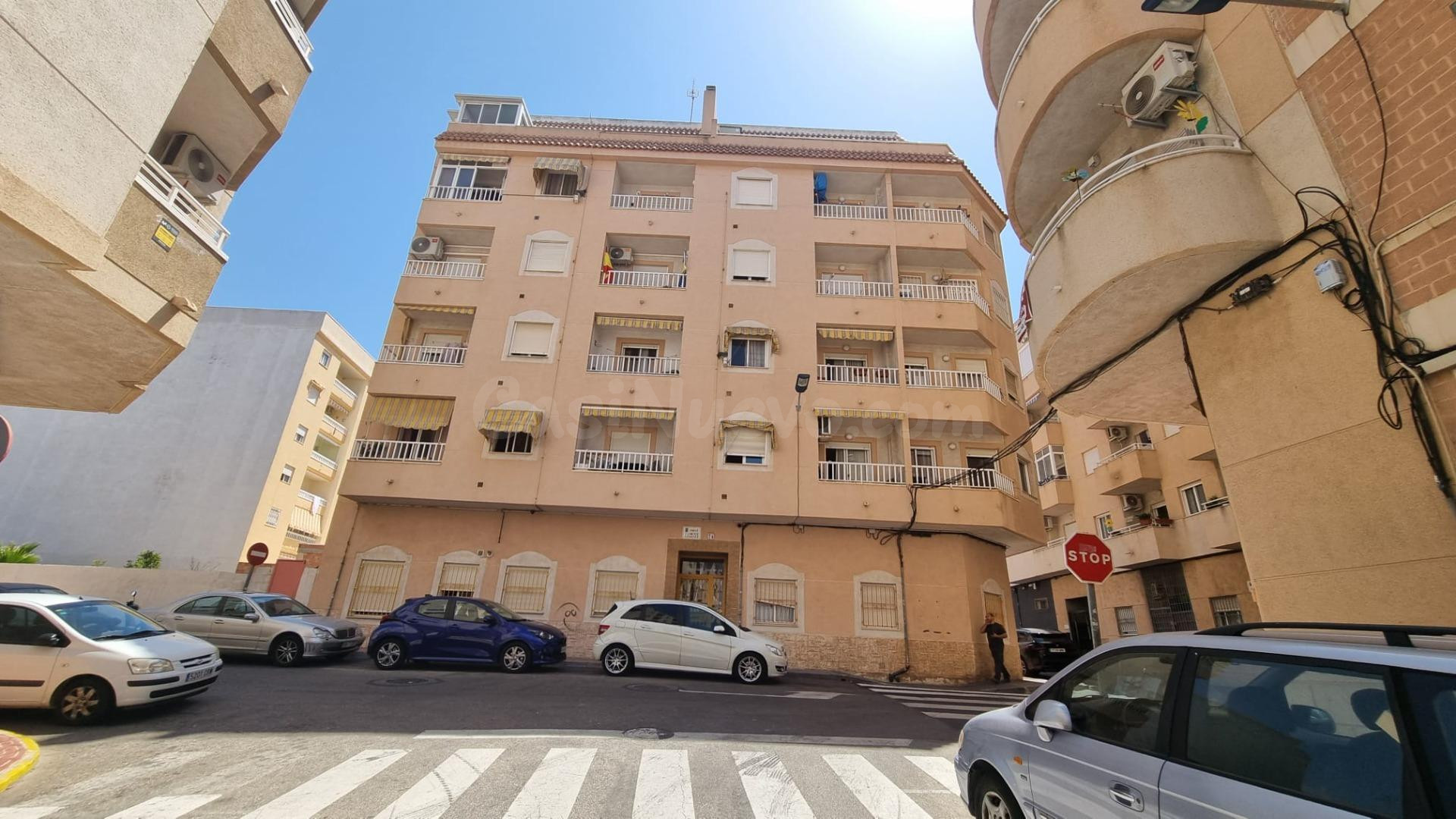 APARTAMENTO DE 2 DORMITORIOS LISTO PARA ENTRAR A VIVIR, A 500 METROS DEL MAR - ZONA TORREVIEJA -
