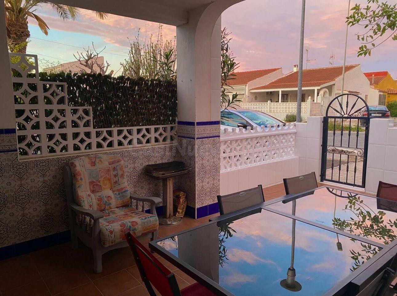 CASA DE 2 DORMITORIOS CON AMPLIA TERRAZA Y PISCINA COMUNITARIA - ZONA TORRETAS III, TORREVIEJA
