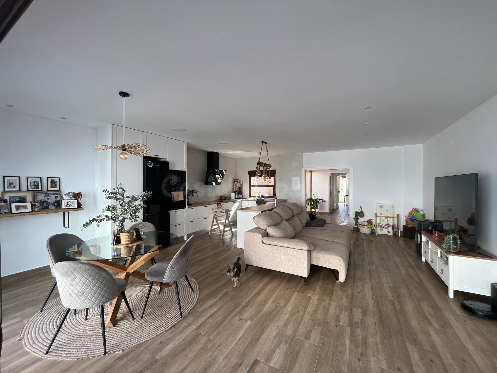 AMPLIO PISO DE 180 M2 CON GRAN TERRAZA Y PATIO INTERIOR - ZONA ALMORADÍ -