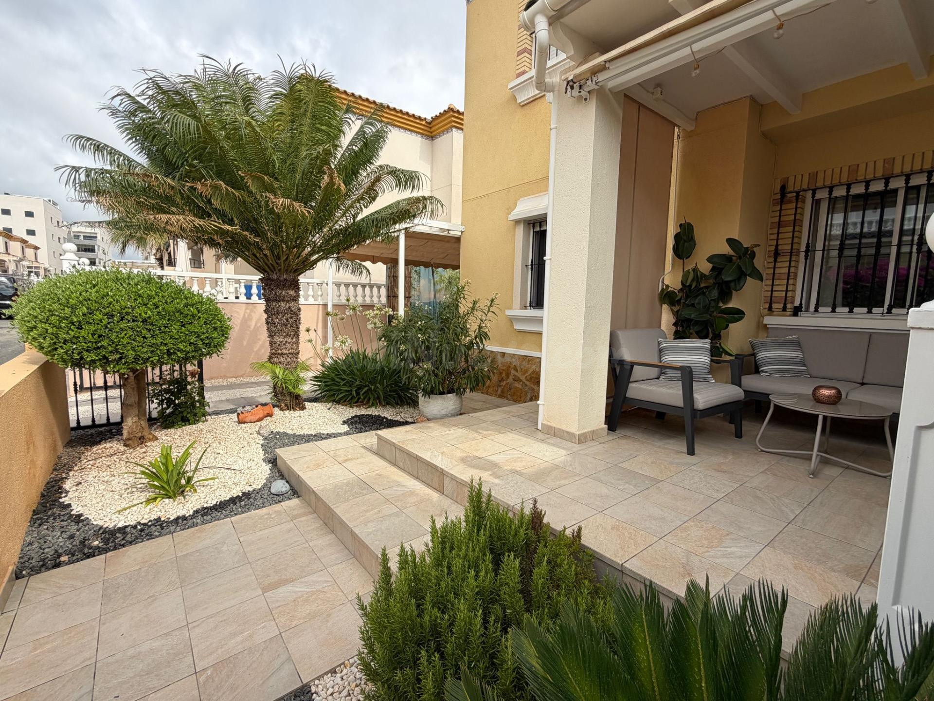 BUNGALOW EN PLANTA BAJA CON 60M2 DE JARDÍN PRIVADO Y PISCINA COMUNITARIA - ZONA LOS DOLSES, ORIHUELA COSTA -