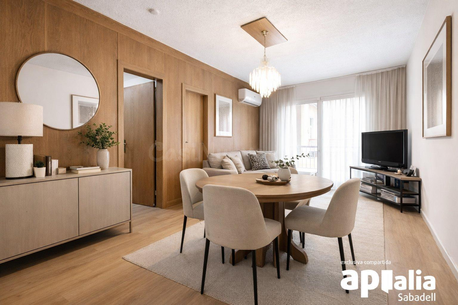 Piso de 4 habitaciones con balcón en el centro en Sabadell