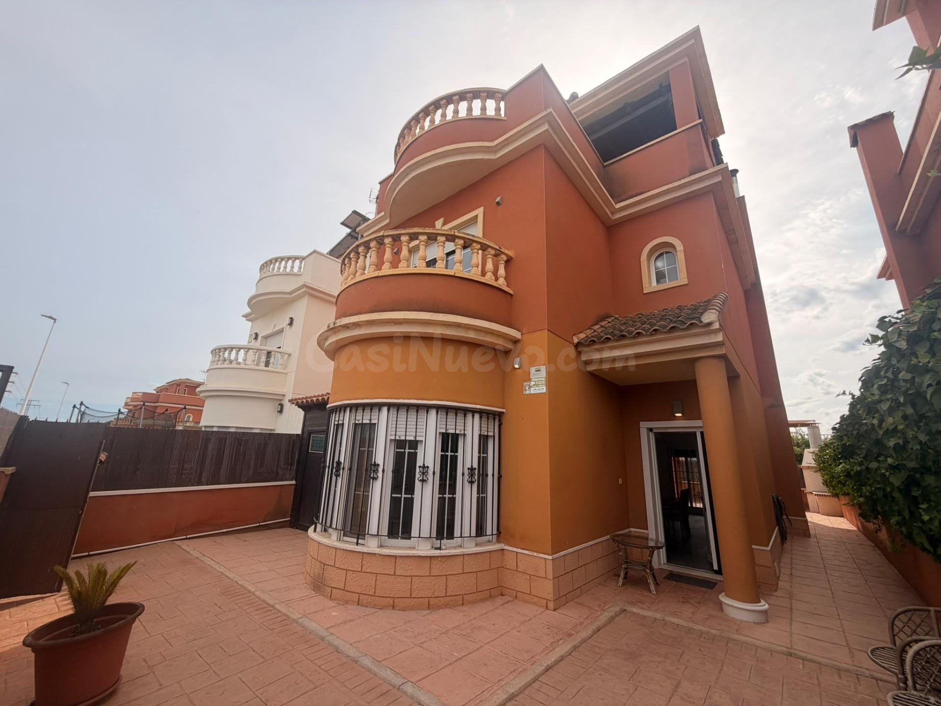 CHALET INDEPENDIENTE DE 3 DORMITORIOS, CON GRAN ESPACIO EXTERIOR Y SOLÁRIUM - ZONA EL BAÑET, ALMORADÍ