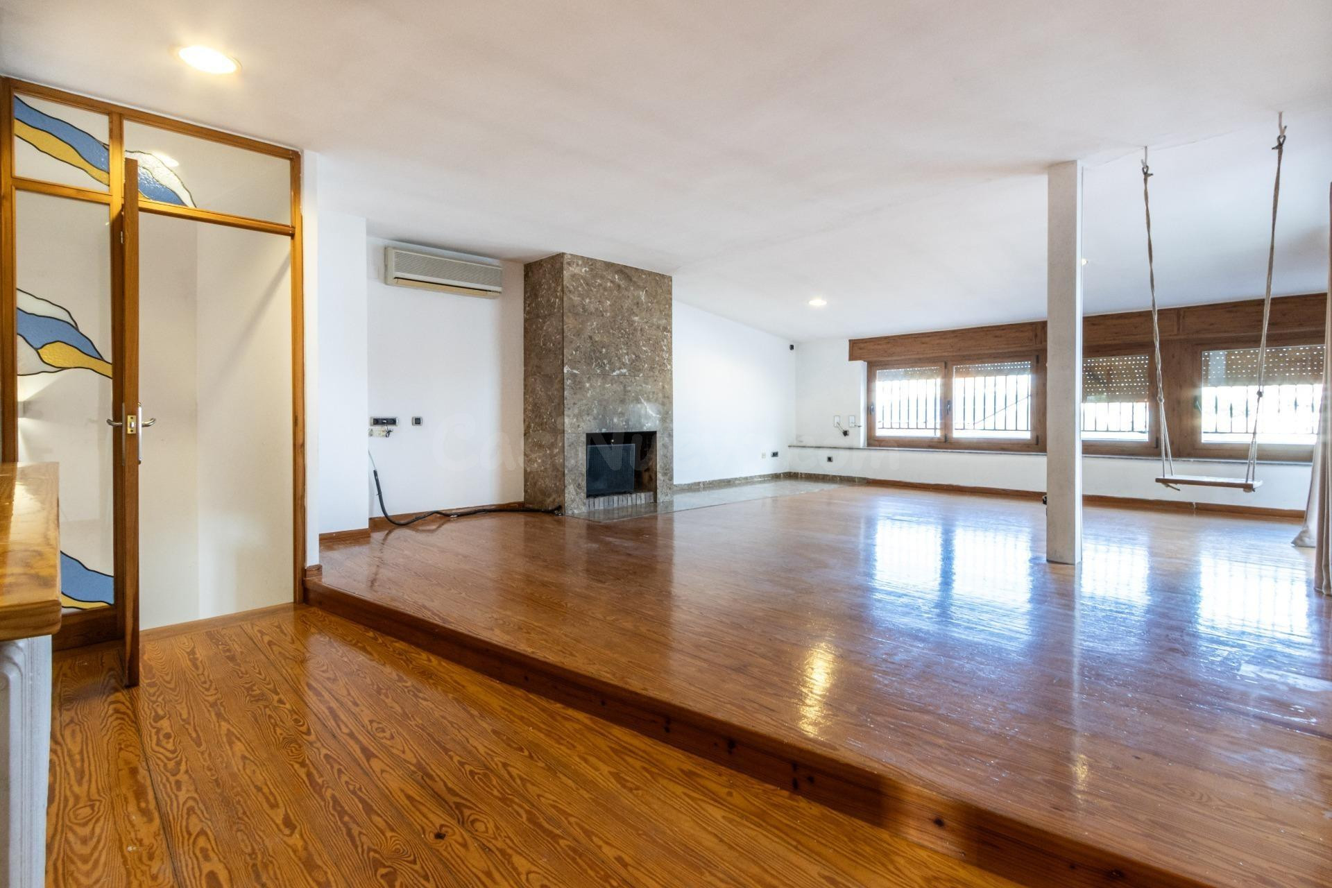 ESPECTACULAR ÁTICO DÚPLEX DE 5 habitaciones CON 2 SALONES, 2 TERRAZAS Y GARAJE PRIVADO EN PLENO CENTRO DE SABADELL